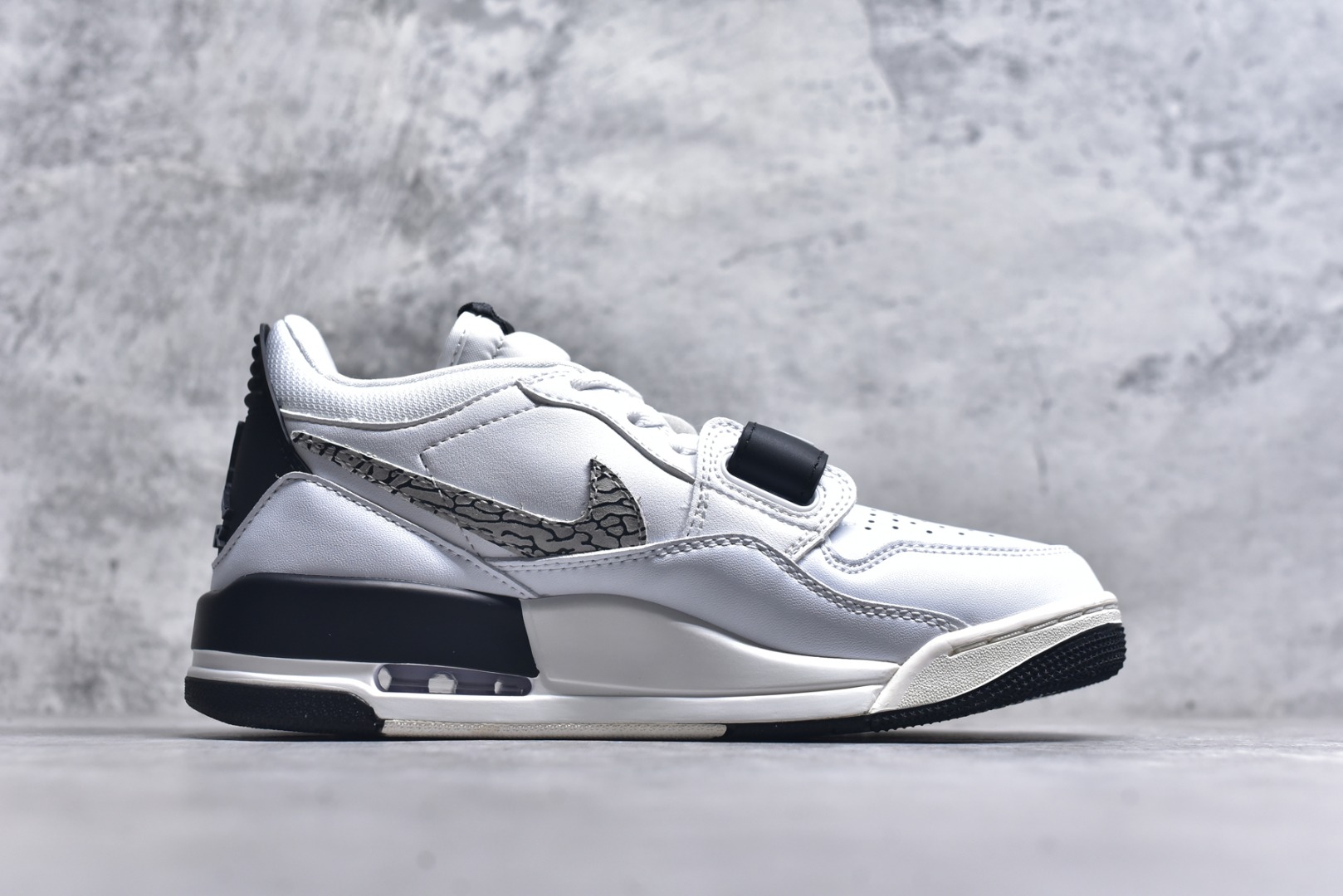 图片[3]-#开学季福利 Air Jordan Legacy AJ312 Low 低帮复古篮球鞋 市场最强独一档产物 全套原纸板楦头开发 原厂大底磨具加持立体防滑纹理 原档数据后跟TPU子母扣魔术贴 原装可视Air Sole气垫 原汁原味最完美的312代版型 唯一正确鞋头趴度弧度高度鞋身腰线 进口港宝加持 后跟自然饱满 全鞋荧光划线卡点 追求极致完美 每一双都是工艺品 多重QC质检 超越公司货的品控标准 实实在在的免检产品 鞋身采用了皮革材质打造 横跨鞋面的魔术贴十分吸睛 侧面的Swoosh Logo的一部分被鞋面遮挡了一部分 颇具玩味 魔术贴上标有NK标识 而鞋舌上是Jordan的经典红色飞翼Logo 后跟和鞋底均采用了AJ3的设计 后跟上同样也使用了经典的爆裂纹图案 尺码：36 36.5 37.5 38 38.5 39 40 40.5 41 42 42.5 43 44 44.5 45 46 47.5-选品中心