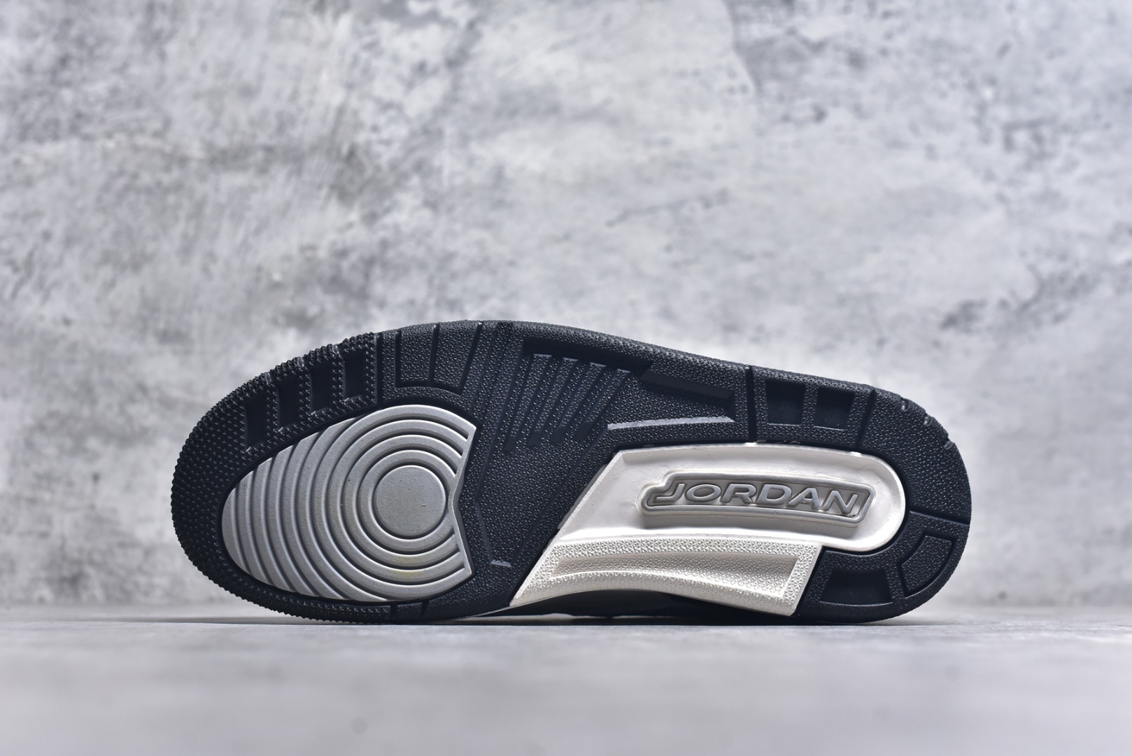 图片[6]-#开学季福利 Air Jordan Legacy AJ312 Low 低帮复古篮球鞋 市场最强独一档产物 全套原纸板楦头开发 原厂大底磨具加持立体防滑纹理 原档数据后跟TPU子母扣魔术贴 原装可视Air Sole气垫 原汁原味最完美的312代版型 唯一正确鞋头趴度弧度高度鞋身腰线 进口港宝加持 后跟自然饱满 全鞋荧光划线卡点 追求极致完美 每一双都是工艺品 多重QC质检 超越公司货的品控标准 实实在在的免检产品 鞋身采用了皮革材质打造 横跨鞋面的魔术贴十分吸睛 侧面的Swoosh Logo的一部分被鞋面遮挡了一部分 颇具玩味 魔术贴上标有NK标识 而鞋舌上是Jordan的经典红色飞翼Logo 后跟和鞋底均采用了AJ3的设计 后跟上同样也使用了经典的爆裂纹图案 尺码：36 36.5 37.5 38 38.5 39 40 40.5 41 42 42.5 43 44 44.5 45 46 47.5-选品中心