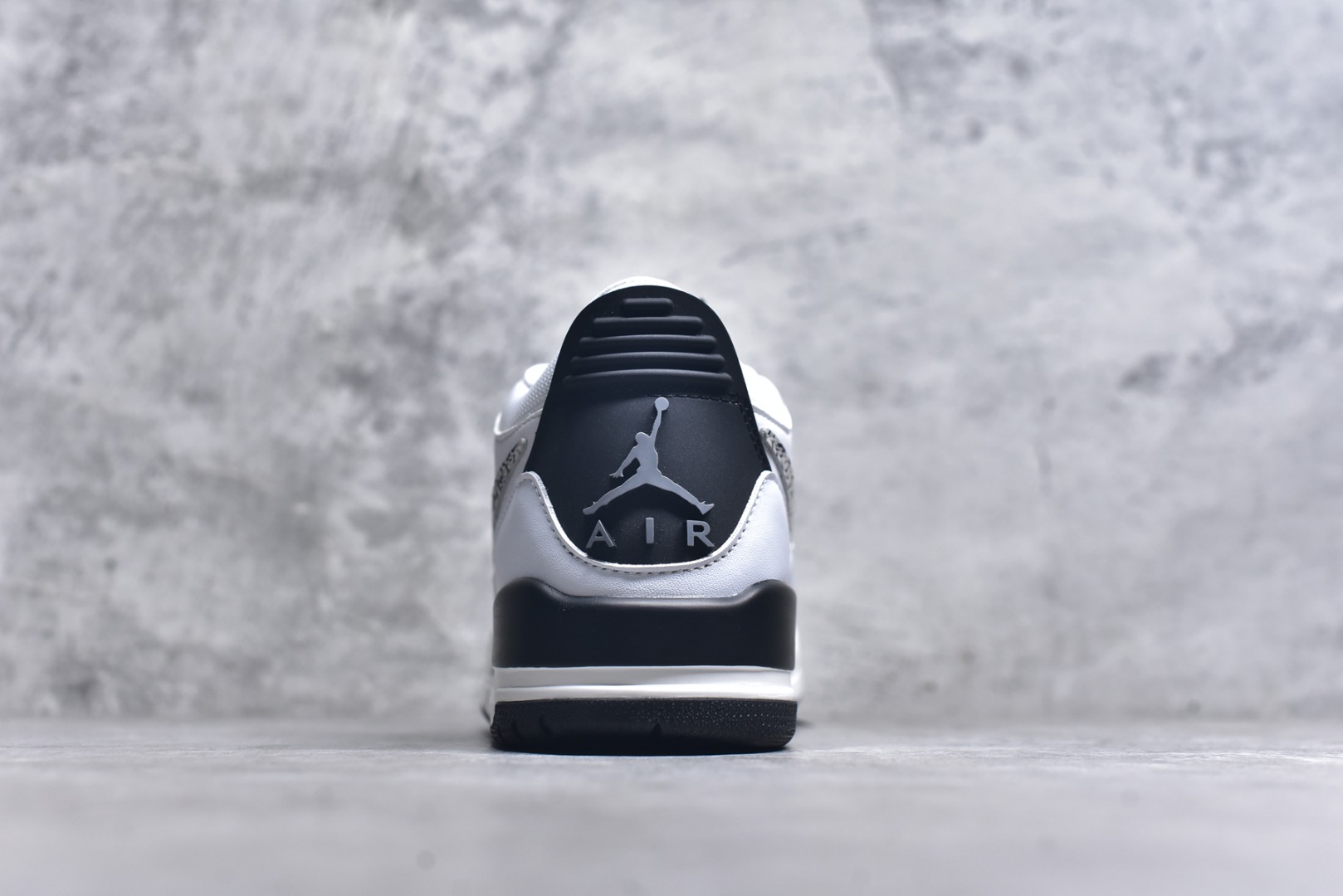 图片[5]-#开学季福利 Air Jordan Legacy AJ312 Low 低帮复古篮球鞋 市场最强独一档产物 全套原纸板楦头开发 原厂大底磨具加持立体防滑纹理 原档数据后跟TPU子母扣魔术贴 原装可视Air Sole气垫 原汁原味最完美的312代版型 唯一正确鞋头趴度弧度高度鞋身腰线 进口港宝加持 后跟自然饱满 全鞋荧光划线卡点 追求极致完美 每一双都是工艺品 多重QC质检 超越公司货的品控标准 实实在在的免检产品 鞋身采用了皮革材质打造 横跨鞋面的魔术贴十分吸睛 侧面的Swoosh Logo的一部分被鞋面遮挡了一部分 颇具玩味 魔术贴上标有NK标识 而鞋舌上是Jordan的经典红色飞翼Logo 后跟和鞋底均采用了AJ3的设计 后跟上同样也使用了经典的爆裂纹图案 尺码：36 36.5 37.5 38 38.5 39 40 40.5 41 42 42.5 43 44 44.5 45 46 47.5-选品中心
