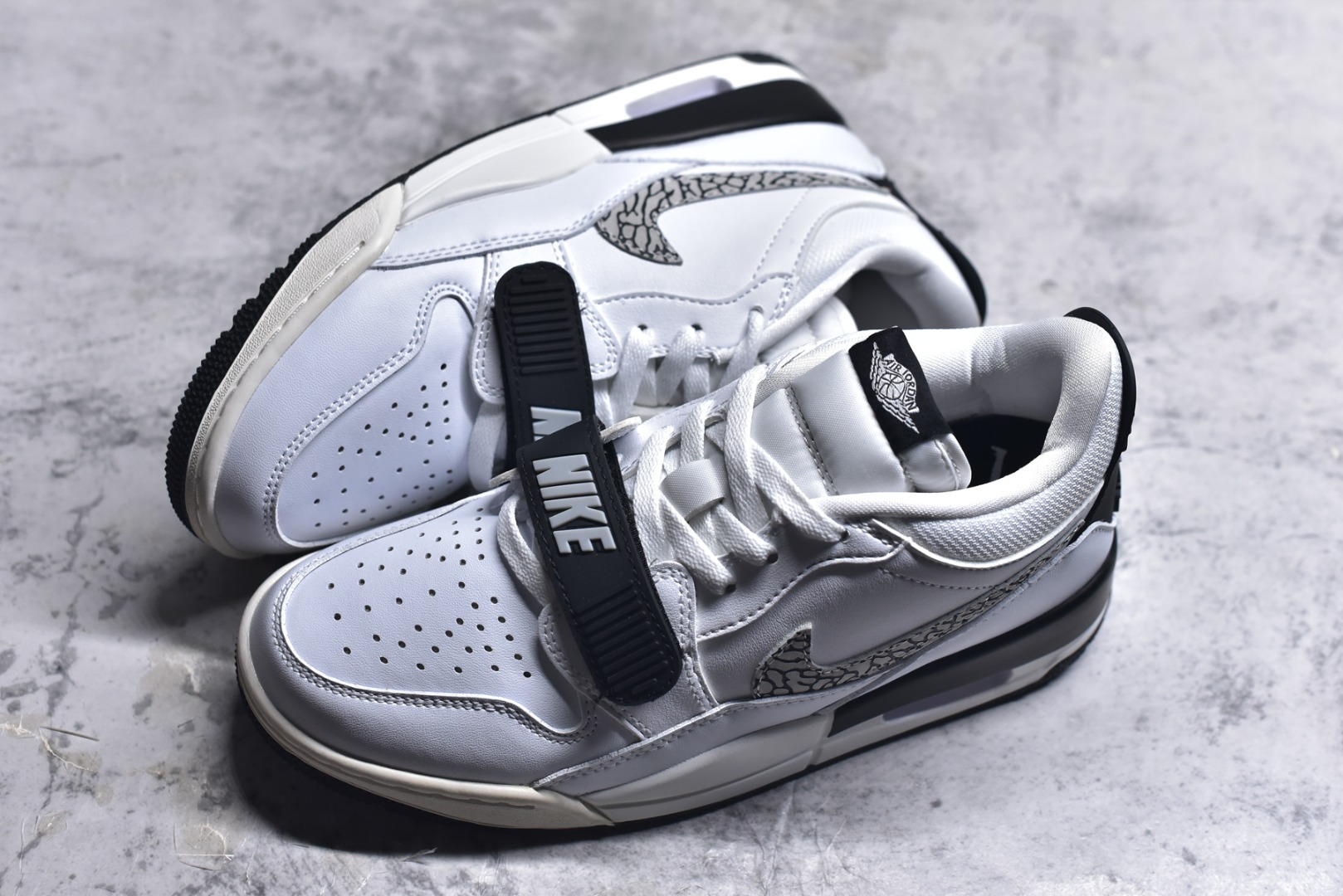 图片[7]-#开学季福利 Air Jordan Legacy AJ312 Low 低帮复古篮球鞋 市场最强独一档产物 全套原纸板楦头开发 原厂大底磨具加持立体防滑纹理 原档数据后跟TPU子母扣魔术贴 原装可视Air Sole气垫 原汁原味最完美的312代版型 唯一正确鞋头趴度弧度高度鞋身腰线 进口港宝加持 后跟自然饱满 全鞋荧光划线卡点 追求极致完美 每一双都是工艺品 多重QC质检 超越公司货的品控标准 实实在在的免检产品 鞋身采用了皮革材质打造 横跨鞋面的魔术贴十分吸睛 侧面的Swoosh Logo的一部分被鞋面遮挡了一部分 颇具玩味 魔术贴上标有NK标识 而鞋舌上是Jordan的经典红色飞翼Logo 后跟和鞋底均采用了AJ3的设计 后跟上同样也使用了经典的爆裂纹图案 尺码：36 36.5 37.5 38 38.5 39 40 40.5 41 42 42.5 43 44 44.5 45 46 47.5-选品中心