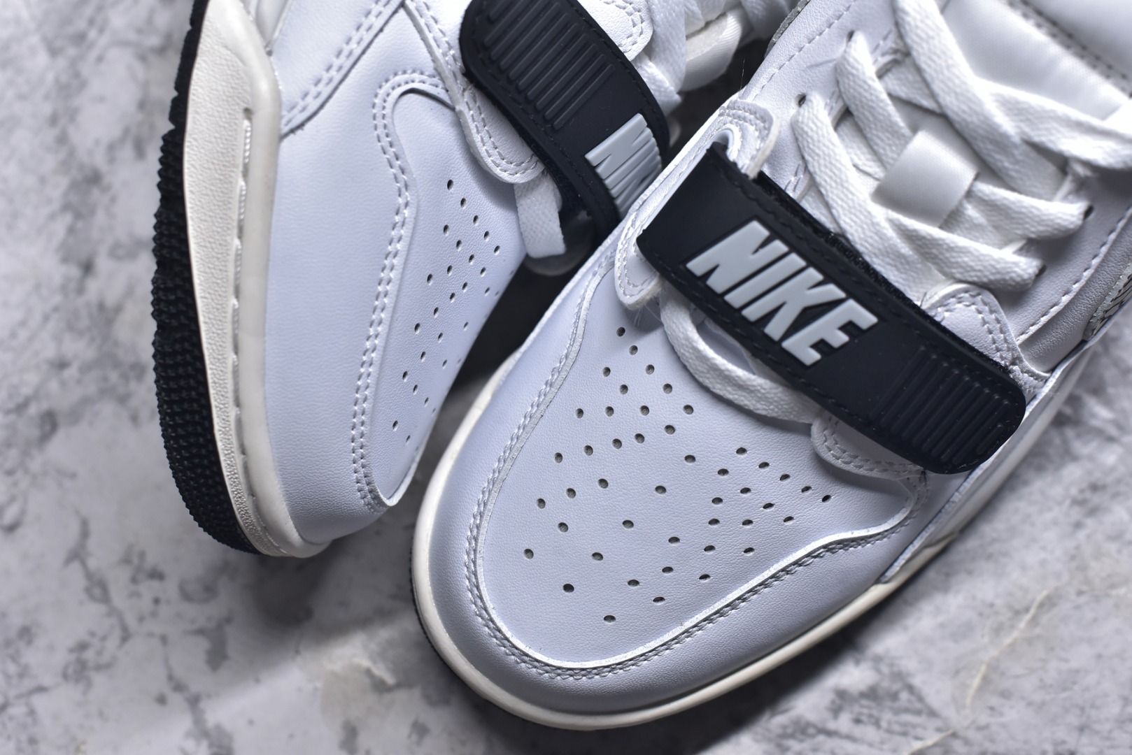 图片[8]-#开学季福利 Air Jordan Legacy AJ312 Low 低帮复古篮球鞋 市场最强独一档产物 全套原纸板楦头开发 原厂大底磨具加持立体防滑纹理 原档数据后跟TPU子母扣魔术贴 原装可视Air Sole气垫 原汁原味最完美的312代版型 唯一正确鞋头趴度弧度高度鞋身腰线 进口港宝加持 后跟自然饱满 全鞋荧光划线卡点 追求极致完美 每一双都是工艺品 多重QC质检 超越公司货的品控标准 实实在在的免检产品 鞋身采用了皮革材质打造 横跨鞋面的魔术贴十分吸睛 侧面的Swoosh Logo的一部分被鞋面遮挡了一部分 颇具玩味 魔术贴上标有NK标识 而鞋舌上是Jordan的经典红色飞翼Logo 后跟和鞋底均采用了AJ3的设计 后跟上同样也使用了经典的爆裂纹图案 尺码：36 36.5 37.5 38 38.5 39 40 40.5 41 42 42.5 43 44 44.5 45 46 47.5-选品中心