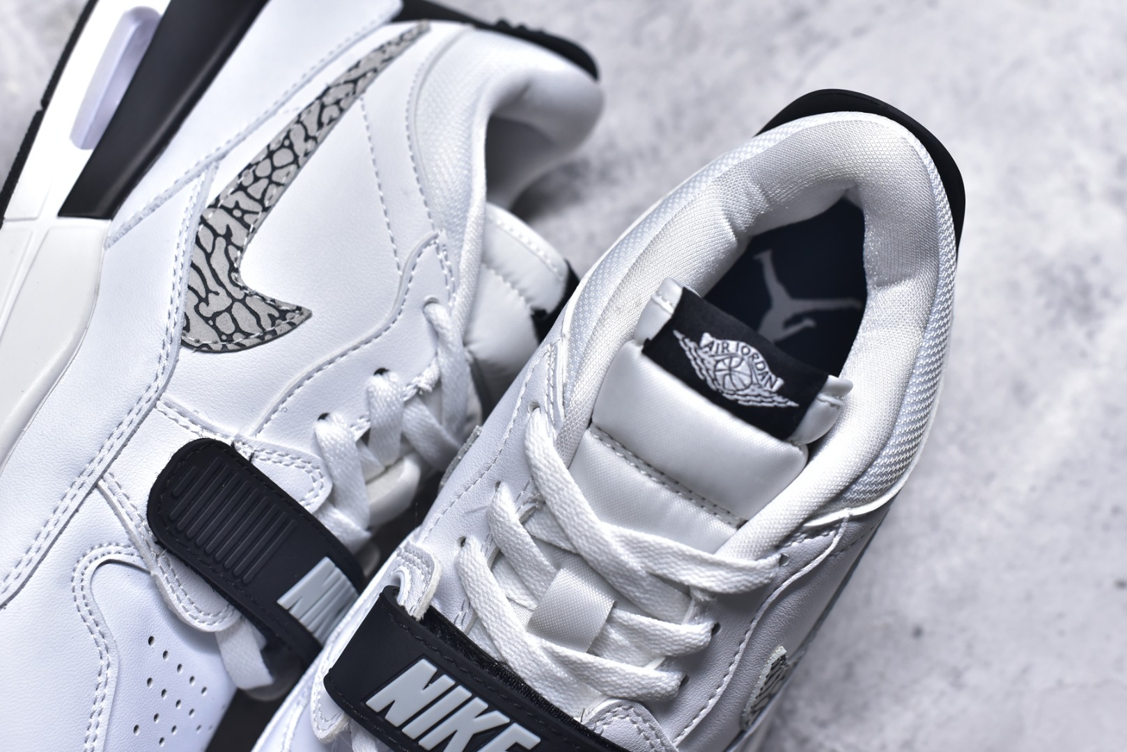 图片[9]-#开学季福利 Air Jordan Legacy AJ312 Low 低帮复古篮球鞋 市场最强独一档产物 全套原纸板楦头开发 原厂大底磨具加持立体防滑纹理 原档数据后跟TPU子母扣魔术贴 原装可视Air Sole气垫 原汁原味最完美的312代版型 唯一正确鞋头趴度弧度高度鞋身腰线 进口港宝加持 后跟自然饱满 全鞋荧光划线卡点 追求极致完美 每一双都是工艺品 多重QC质检 超越公司货的品控标准 实实在在的免检产品 鞋身采用了皮革材质打造 横跨鞋面的魔术贴十分吸睛 侧面的Swoosh Logo的一部分被鞋面遮挡了一部分 颇具玩味 魔术贴上标有NK标识 而鞋舌上是Jordan的经典红色飞翼Logo 后跟和鞋底均采用了AJ3的设计 后跟上同样也使用了经典的爆裂纹图案 尺码：36 36.5 37.5 38 38.5 39 40 40.5 41 42 42.5 43 44 44.5 45 46 47.5-选品中心