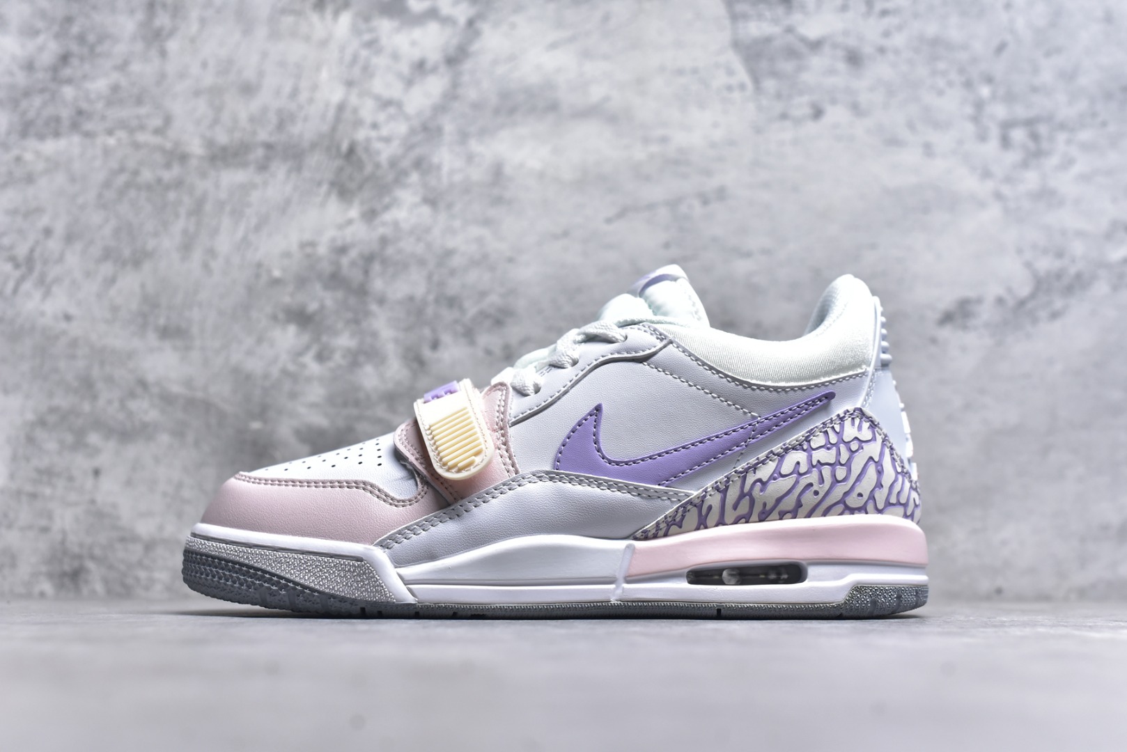 #开学季福利 Air Jordan Legacy AJ312 Low 低帮复古篮球鞋 市场最强独一档产物 全套原纸板楦头开发 原厂大底磨具加持立体防滑纹理 原档数据后跟TPU子母扣魔术贴 原装可视Air Sole气垫 原汁原味最完美的312代版型 唯一正确鞋头趴度弧度高度鞋身腰线 进口港宝加持 后跟自然饱满 全鞋荧光划线卡点 追求极致完美 每一双都是工艺品 多重QC质检 超越公司货的品控标准 实实在在的免检产品 鞋身采用了皮革材质打造 横跨鞋面的魔术贴十分吸睛 侧面的Swoosh Logo的一部分被鞋面遮挡了一部分 颇具玩味 魔术贴上标有NK标识 而鞋舌上是Jordan的经典红色飞翼Logo 后跟和鞋底均采用了AJ3的设计 后跟上同样也使用了经典的爆裂纹图案 尺码：36 36.5 37.5 38 38.5 39 40 40.5 41 42 42.5 43 44 44.5 45 46 47.5-选品中心