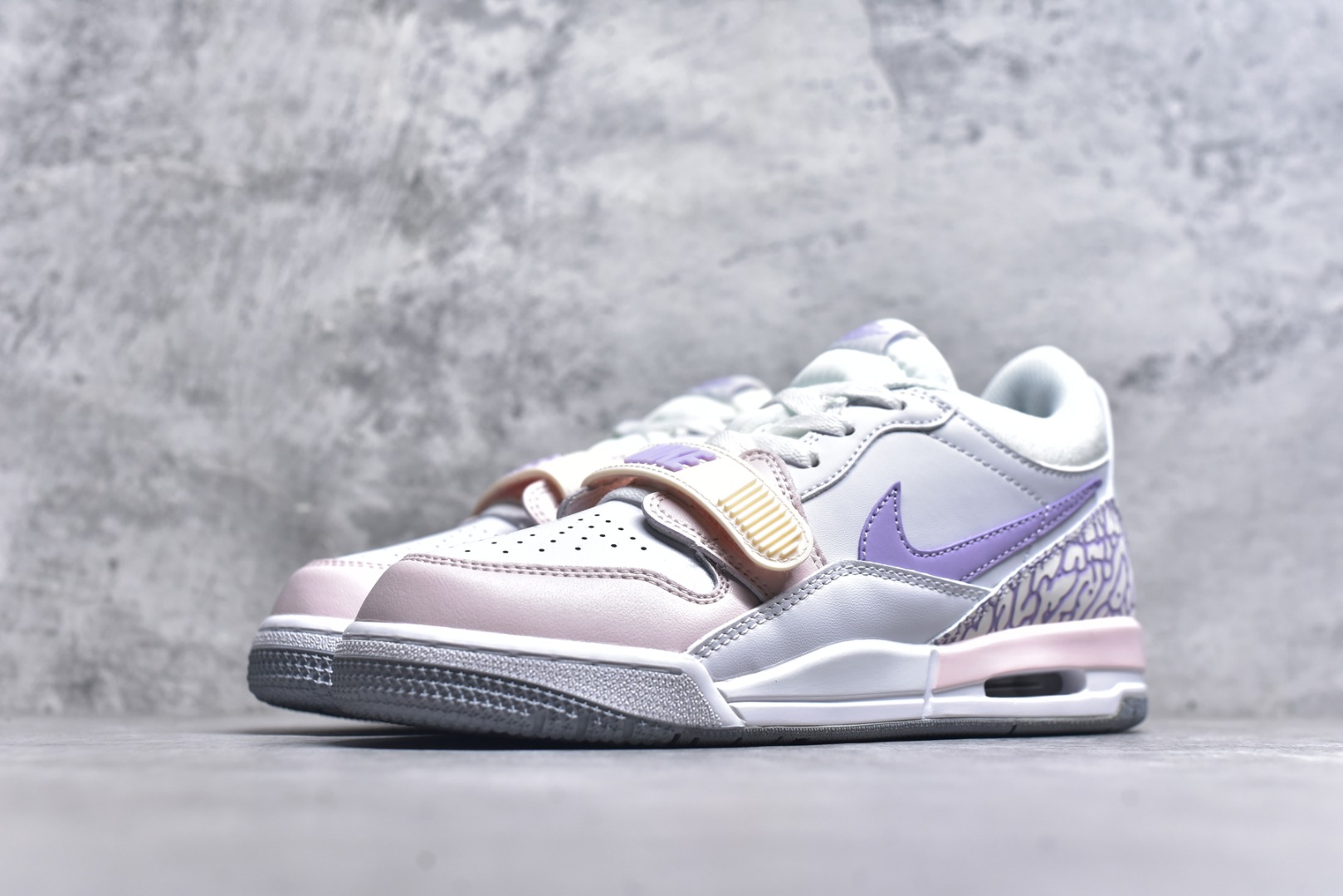 图片[2]-#开学季福利 Air Jordan Legacy AJ312 Low 低帮复古篮球鞋 市场最强独一档产物 全套原纸板楦头开发 原厂大底磨具加持立体防滑纹理 原档数据后跟TPU子母扣魔术贴 原装可视Air Sole气垫 原汁原味最完美的312代版型 唯一正确鞋头趴度弧度高度鞋身腰线 进口港宝加持 后跟自然饱满 全鞋荧光划线卡点 追求极致完美 每一双都是工艺品 多重QC质检 超越公司货的品控标准 实实在在的免检产品 鞋身采用了皮革材质打造 横跨鞋面的魔术贴十分吸睛 侧面的Swoosh Logo的一部分被鞋面遮挡了一部分 颇具玩味 魔术贴上标有NK标识 而鞋舌上是Jordan的经典红色飞翼Logo 后跟和鞋底均采用了AJ3的设计 后跟上同样也使用了经典的爆裂纹图案 尺码：36 36.5 37.5 38 38.5 39 40 40.5 41 42 42.5 43 44 44.5 45 46 47.5-选品中心