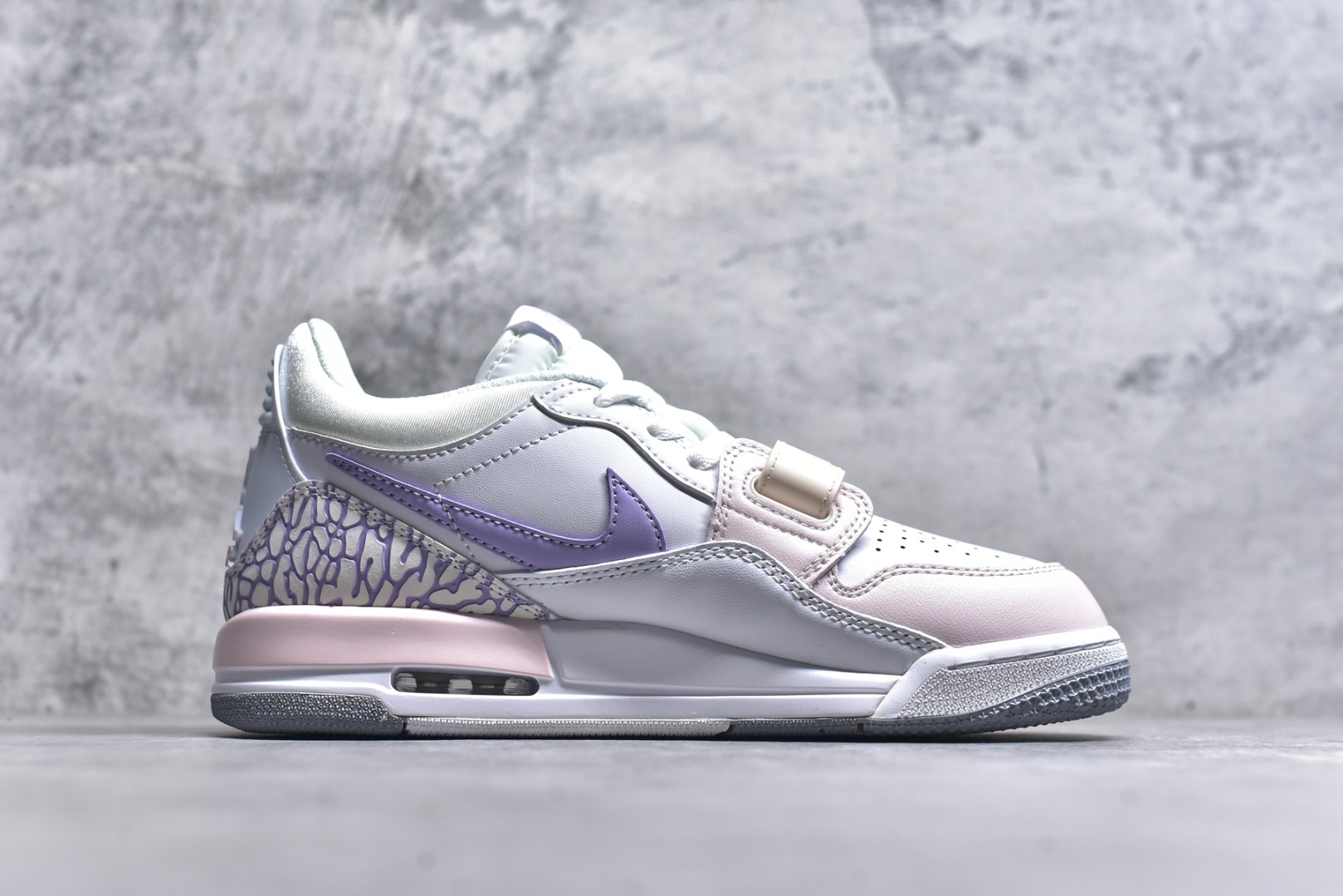 图片[3]-#开学季福利 Air Jordan Legacy AJ312 Low 低帮复古篮球鞋 市场最强独一档产物 全套原纸板楦头开发 原厂大底磨具加持立体防滑纹理 原档数据后跟TPU子母扣魔术贴 原装可视Air Sole气垫 原汁原味最完美的312代版型 唯一正确鞋头趴度弧度高度鞋身腰线 进口港宝加持 后跟自然饱满 全鞋荧光划线卡点 追求极致完美 每一双都是工艺品 多重QC质检 超越公司货的品控标准 实实在在的免检产品 鞋身采用了皮革材质打造 横跨鞋面的魔术贴十分吸睛 侧面的Swoosh Logo的一部分被鞋面遮挡了一部分 颇具玩味 魔术贴上标有NK标识 而鞋舌上是Jordan的经典红色飞翼Logo 后跟和鞋底均采用了AJ3的设计 后跟上同样也使用了经典的爆裂纹图案 尺码：36 36.5 37.5 38 38.5 39 40 40.5 41 42 42.5 43 44 44.5 45 46 47.5-选品中心