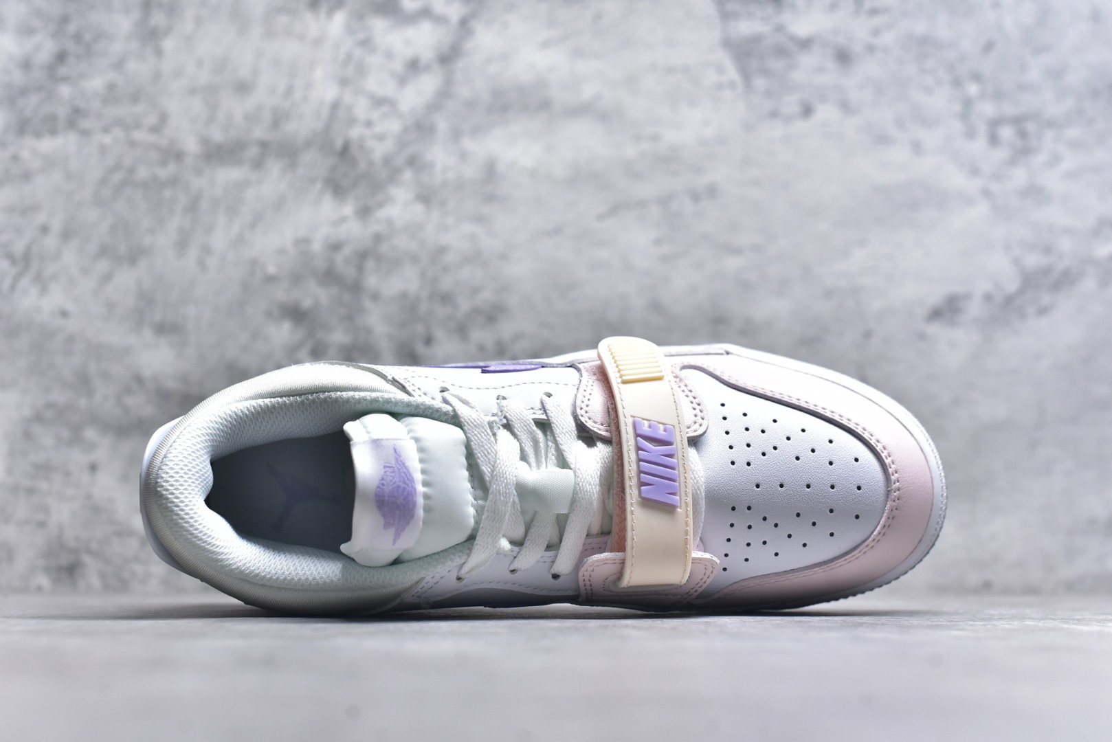 图片[4]-#开学季福利 Air Jordan Legacy AJ312 Low 低帮复古篮球鞋 市场最强独一档产物 全套原纸板楦头开发 原厂大底磨具加持立体防滑纹理 原档数据后跟TPU子母扣魔术贴 原装可视Air Sole气垫 原汁原味最完美的312代版型 唯一正确鞋头趴度弧度高度鞋身腰线 进口港宝加持 后跟自然饱满 全鞋荧光划线卡点 追求极致完美 每一双都是工艺品 多重QC质检 超越公司货的品控标准 实实在在的免检产品 鞋身采用了皮革材质打造 横跨鞋面的魔术贴十分吸睛 侧面的Swoosh Logo的一部分被鞋面遮挡了一部分 颇具玩味 魔术贴上标有NK标识 而鞋舌上是Jordan的经典红色飞翼Logo 后跟和鞋底均采用了AJ3的设计 后跟上同样也使用了经典的爆裂纹图案 尺码：36 36.5 37.5 38 38.5 39 40 40.5 41 42 42.5 43 44 44.5 45 46 47.5-选品中心