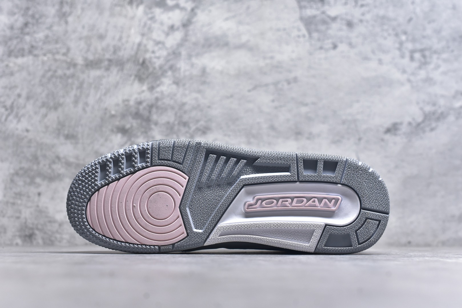 图片[6]-#开学季福利 Air Jordan Legacy AJ312 Low 低帮复古篮球鞋 市场最强独一档产物 全套原纸板楦头开发 原厂大底磨具加持立体防滑纹理 原档数据后跟TPU子母扣魔术贴 原装可视Air Sole气垫 原汁原味最完美的312代版型 唯一正确鞋头趴度弧度高度鞋身腰线 进口港宝加持 后跟自然饱满 全鞋荧光划线卡点 追求极致完美 每一双都是工艺品 多重QC质检 超越公司货的品控标准 实实在在的免检产品 鞋身采用了皮革材质打造 横跨鞋面的魔术贴十分吸睛 侧面的Swoosh Logo的一部分被鞋面遮挡了一部分 颇具玩味 魔术贴上标有NK标识 而鞋舌上是Jordan的经典红色飞翼Logo 后跟和鞋底均采用了AJ3的设计 后跟上同样也使用了经典的爆裂纹图案 尺码：36 36.5 37.5 38 38.5 39 40 40.5 41 42 42.5 43 44 44.5 45 46 47.5-选品中心