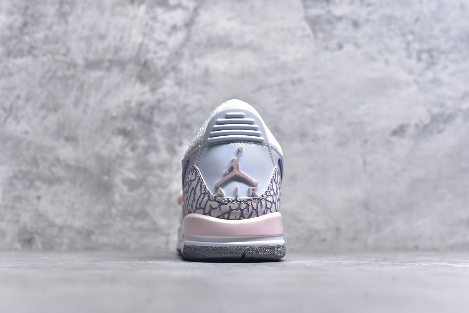 图片[5]-#开学季福利 Air Jordan Legacy AJ312 Low 低帮复古篮球鞋 市场最强独一档产物 全套原纸板楦头开发 原厂大底磨具加持立体防滑纹理 原档数据后跟TPU子母扣魔术贴 原装可视Air Sole气垫 原汁原味最完美的312代版型 唯一正确鞋头趴度弧度高度鞋身腰线 进口港宝加持 后跟自然饱满 全鞋荧光划线卡点 追求极致完美 每一双都是工艺品 多重QC质检 超越公司货的品控标准 实实在在的免检产品 鞋身采用了皮革材质打造 横跨鞋面的魔术贴十分吸睛 侧面的Swoosh Logo的一部分被鞋面遮挡了一部分 颇具玩味 魔术贴上标有NK标识 而鞋舌上是Jordan的经典红色飞翼Logo 后跟和鞋底均采用了AJ3的设计 后跟上同样也使用了经典的爆裂纹图案 尺码：36 36.5 37.5 38 38.5 39 40 40.5 41 42 42.5 43 44 44.5 45 46 47.5-选品中心