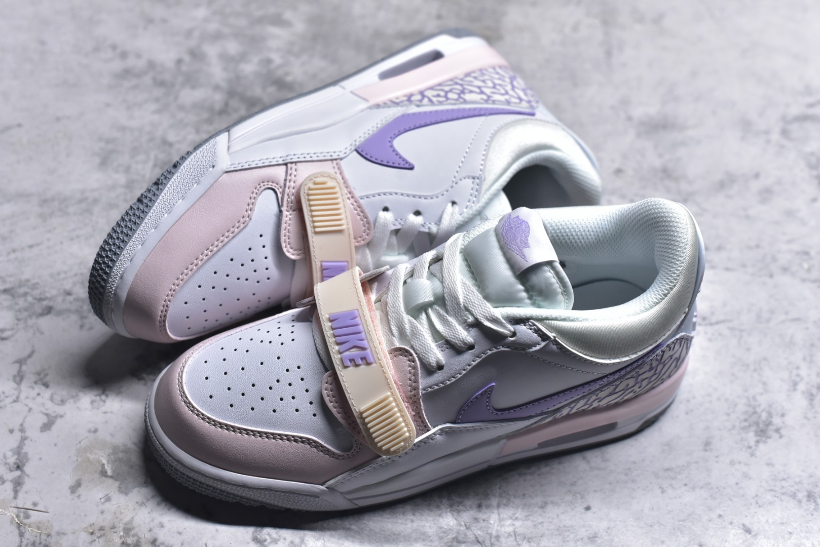 图片[7]-#开学季福利 Air Jordan Legacy AJ312 Low 低帮复古篮球鞋 市场最强独一档产物 全套原纸板楦头开发 原厂大底磨具加持立体防滑纹理 原档数据后跟TPU子母扣魔术贴 原装可视Air Sole气垫 原汁原味最完美的312代版型 唯一正确鞋头趴度弧度高度鞋身腰线 进口港宝加持 后跟自然饱满 全鞋荧光划线卡点 追求极致完美 每一双都是工艺品 多重QC质检 超越公司货的品控标准 实实在在的免检产品 鞋身采用了皮革材质打造 横跨鞋面的魔术贴十分吸睛 侧面的Swoosh Logo的一部分被鞋面遮挡了一部分 颇具玩味 魔术贴上标有NK标识 而鞋舌上是Jordan的经典红色飞翼Logo 后跟和鞋底均采用了AJ3的设计 后跟上同样也使用了经典的爆裂纹图案 尺码：36 36.5 37.5 38 38.5 39 40 40.5 41 42 42.5 43 44 44.5 45 46 47.5-选品中心