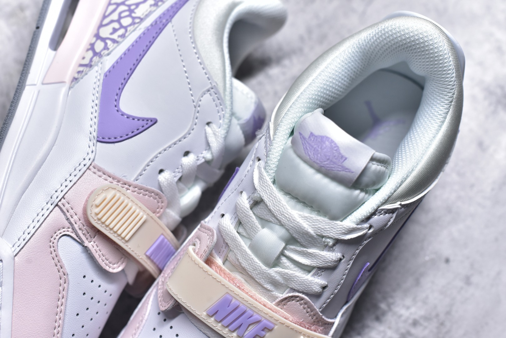 图片[9]-#开学季福利 Air Jordan Legacy AJ312 Low 低帮复古篮球鞋 市场最强独一档产物 全套原纸板楦头开发 原厂大底磨具加持立体防滑纹理 原档数据后跟TPU子母扣魔术贴 原装可视Air Sole气垫 原汁原味最完美的312代版型 唯一正确鞋头趴度弧度高度鞋身腰线 进口港宝加持 后跟自然饱满 全鞋荧光划线卡点 追求极致完美 每一双都是工艺品 多重QC质检 超越公司货的品控标准 实实在在的免检产品 鞋身采用了皮革材质打造 横跨鞋面的魔术贴十分吸睛 侧面的Swoosh Logo的一部分被鞋面遮挡了一部分 颇具玩味 魔术贴上标有NK标识 而鞋舌上是Jordan的经典红色飞翼Logo 后跟和鞋底均采用了AJ3的设计 后跟上同样也使用了经典的爆裂纹图案 尺码：36 36.5 37.5 38 38.5 39 40 40.5 41 42 42.5 43 44 44.5 45 46 47.5-选品中心