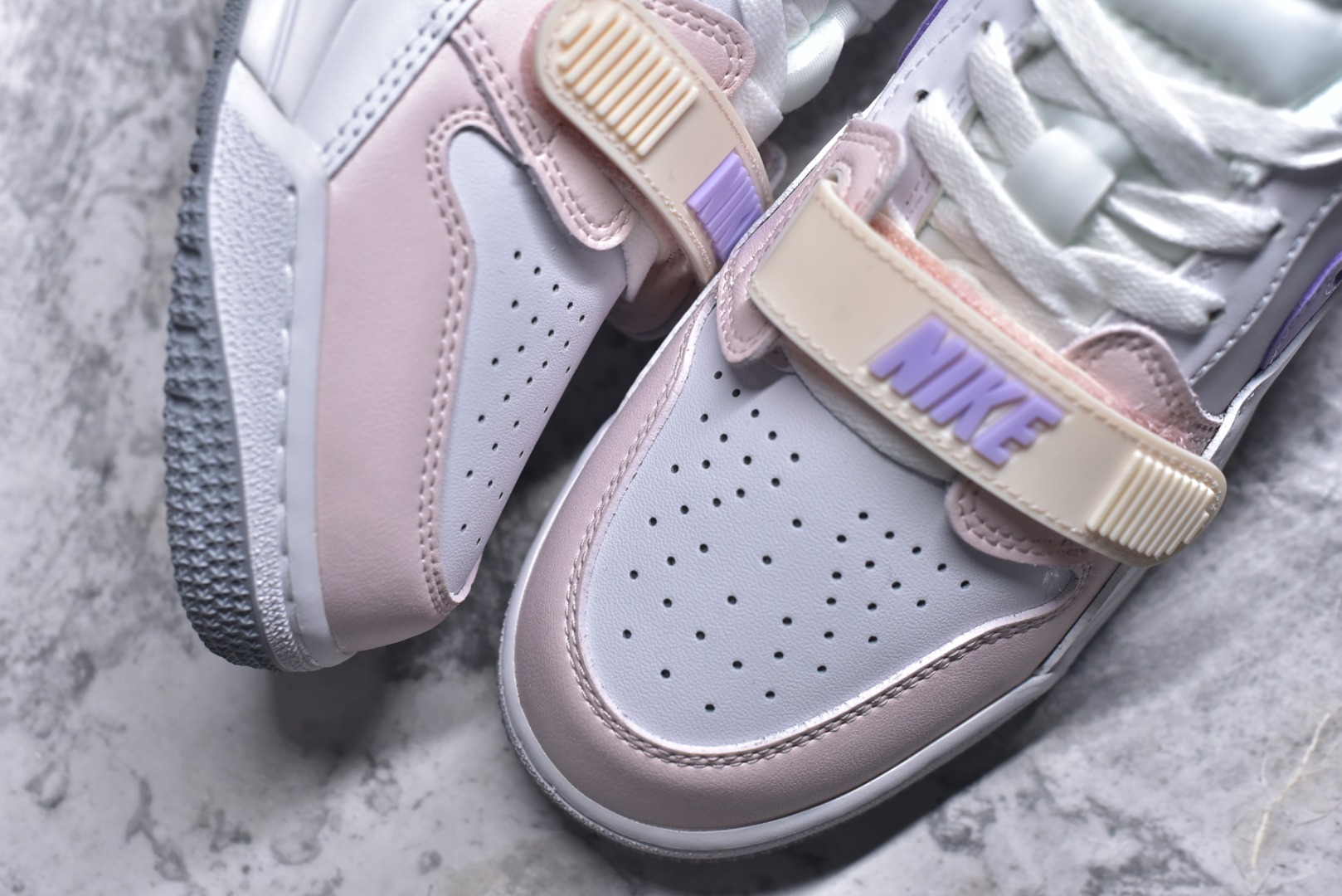 图片[8]-#开学季福利 Air Jordan Legacy AJ312 Low 低帮复古篮球鞋 市场最强独一档产物 全套原纸板楦头开发 原厂大底磨具加持立体防滑纹理 原档数据后跟TPU子母扣魔术贴 原装可视Air Sole气垫 原汁原味最完美的312代版型 唯一正确鞋头趴度弧度高度鞋身腰线 进口港宝加持 后跟自然饱满 全鞋荧光划线卡点 追求极致完美 每一双都是工艺品 多重QC质检 超越公司货的品控标准 实实在在的免检产品 鞋身采用了皮革材质打造 横跨鞋面的魔术贴十分吸睛 侧面的Swoosh Logo的一部分被鞋面遮挡了一部分 颇具玩味 魔术贴上标有NK标识 而鞋舌上是Jordan的经典红色飞翼Logo 后跟和鞋底均采用了AJ3的设计 后跟上同样也使用了经典的爆裂纹图案 尺码：36 36.5 37.5 38 38.5 39 40 40.5 41 42 42.5 43 44 44.5 45 46 47.5-选品中心