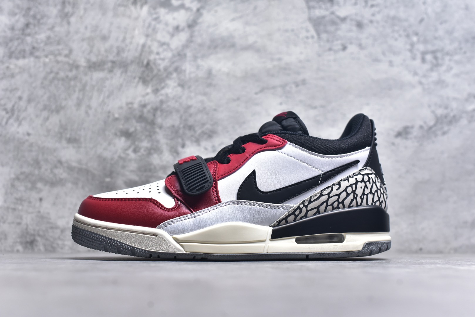 #开学季福利 Air Jordan Legacy AJ312 Low 低帮复古篮球鞋 市场最强独一档产物 全套原纸板楦头开发 原厂大底磨具加持立体防滑纹理 原档数据后跟TPU子母扣魔术贴 原装可视Air Sole气垫 原汁原味最完美的312代版型 唯一正确鞋头趴度弧度高度鞋身腰线 进口港宝加持 后跟自然饱满 全鞋荧光划线卡点 追求极致完美 每一双都是工艺品 多重QC质检 超越公司货的品控标准 实实在在的免检产品 鞋身采用了皮革材质打造 横跨鞋面的魔术贴十分吸睛 侧面的Swoosh Logo的一部分被鞋面遮挡了一部分 颇具玩味 魔术贴上标有NK标识 而鞋舌上是Jordan的经典红色飞翼Logo 后跟和鞋底均采用了AJ3的设计 后跟上同样也使用了经典的爆裂纹图案 尺码：36 36.5 37.5 38 38.5 39 40 40.5 41 42 42.5 43 44 44.5 45 46 47.5-选品中心