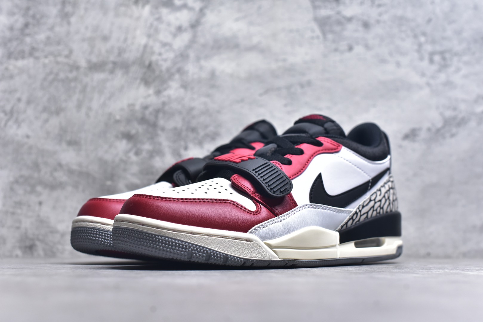 图片[2]-#开学季福利 Air Jordan Legacy AJ312 Low 低帮复古篮球鞋 市场最强独一档产物 全套原纸板楦头开发 原厂大底磨具加持立体防滑纹理 原档数据后跟TPU子母扣魔术贴 原装可视Air Sole气垫 原汁原味最完美的312代版型 唯一正确鞋头趴度弧度高度鞋身腰线 进口港宝加持 后跟自然饱满 全鞋荧光划线卡点 追求极致完美 每一双都是工艺品 多重QC质检 超越公司货的品控标准 实实在在的免检产品 鞋身采用了皮革材质打造 横跨鞋面的魔术贴十分吸睛 侧面的Swoosh Logo的一部分被鞋面遮挡了一部分 颇具玩味 魔术贴上标有NK标识 而鞋舌上是Jordan的经典红色飞翼Logo 后跟和鞋底均采用了AJ3的设计 后跟上同样也使用了经典的爆裂纹图案 尺码：36 36.5 37.5 38 38.5 39 40 40.5 41 42 42.5 43 44 44.5 45 46 47.5-选品中心