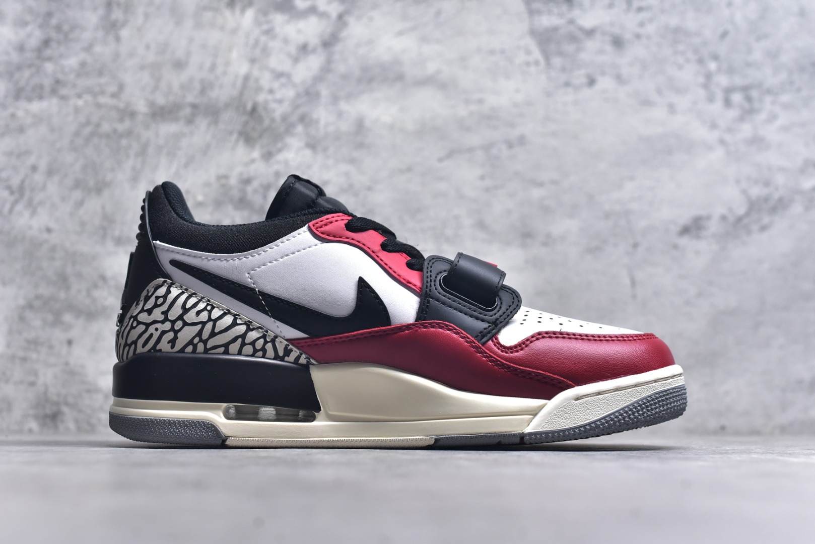 图片[3]-#开学季福利 Air Jordan Legacy AJ312 Low 低帮复古篮球鞋 市场最强独一档产物 全套原纸板楦头开发 原厂大底磨具加持立体防滑纹理 原档数据后跟TPU子母扣魔术贴 原装可视Air Sole气垫 原汁原味最完美的312代版型 唯一正确鞋头趴度弧度高度鞋身腰线 进口港宝加持 后跟自然饱满 全鞋荧光划线卡点 追求极致完美 每一双都是工艺品 多重QC质检 超越公司货的品控标准 实实在在的免检产品 鞋身采用了皮革材质打造 横跨鞋面的魔术贴十分吸睛 侧面的Swoosh Logo的一部分被鞋面遮挡了一部分 颇具玩味 魔术贴上标有NK标识 而鞋舌上是Jordan的经典红色飞翼Logo 后跟和鞋底均采用了AJ3的设计 后跟上同样也使用了经典的爆裂纹图案 尺码：36 36.5 37.5 38 38.5 39 40 40.5 41 42 42.5 43 44 44.5 45 46 47.5-选品中心