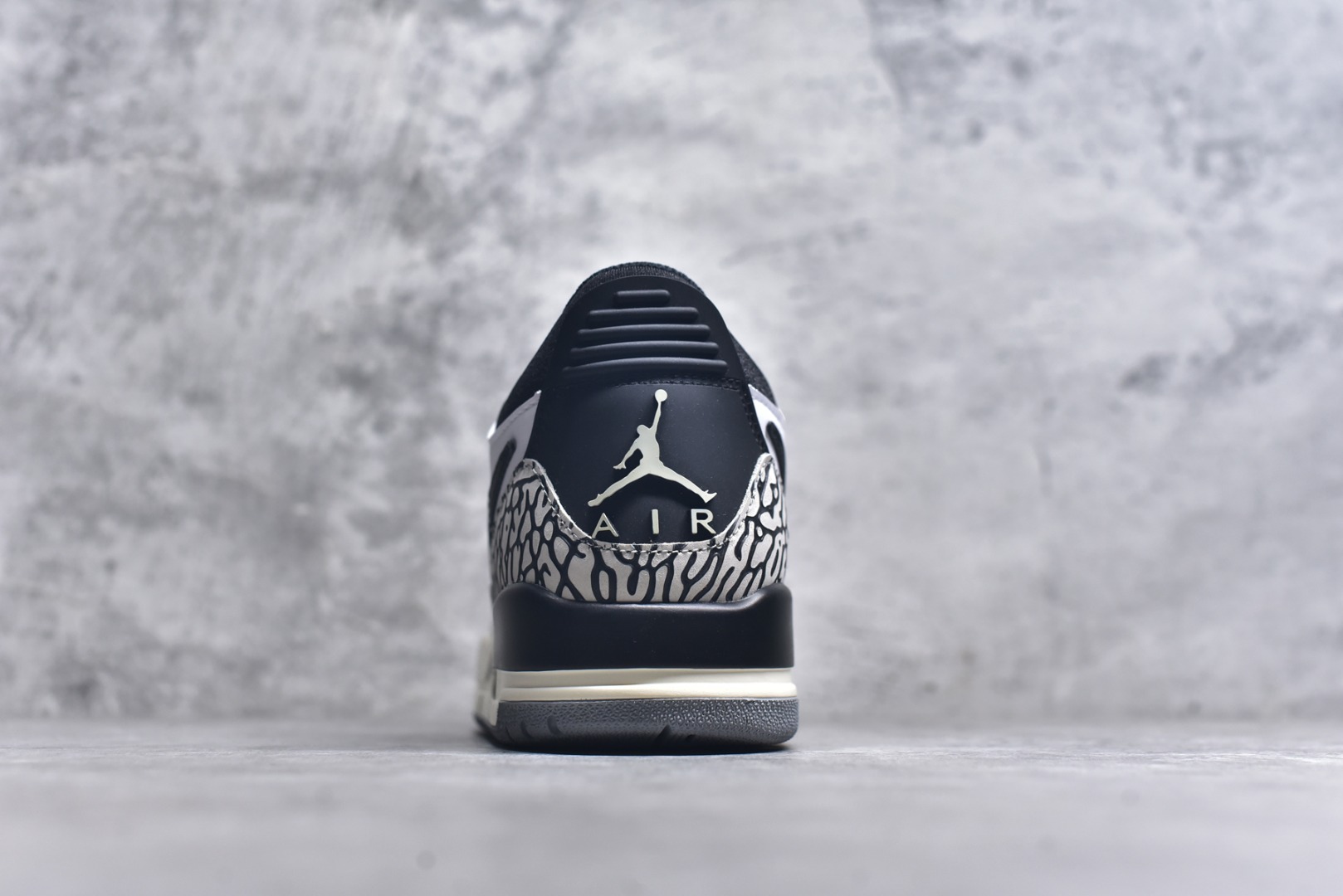 图片[5]-#开学季福利 Air Jordan Legacy AJ312 Low 低帮复古篮球鞋 市场最强独一档产物 全套原纸板楦头开发 原厂大底磨具加持立体防滑纹理 原档数据后跟TPU子母扣魔术贴 原装可视Air Sole气垫 原汁原味最完美的312代版型 唯一正确鞋头趴度弧度高度鞋身腰线 进口港宝加持 后跟自然饱满 全鞋荧光划线卡点 追求极致完美 每一双都是工艺品 多重QC质检 超越公司货的品控标准 实实在在的免检产品 鞋身采用了皮革材质打造 横跨鞋面的魔术贴十分吸睛 侧面的Swoosh Logo的一部分被鞋面遮挡了一部分 颇具玩味 魔术贴上标有NK标识 而鞋舌上是Jordan的经典红色飞翼Logo 后跟和鞋底均采用了AJ3的设计 后跟上同样也使用了经典的爆裂纹图案 尺码：36 36.5 37.5 38 38.5 39 40 40.5 41 42 42.5 43 44 44.5 45 46 47.5-选品中心