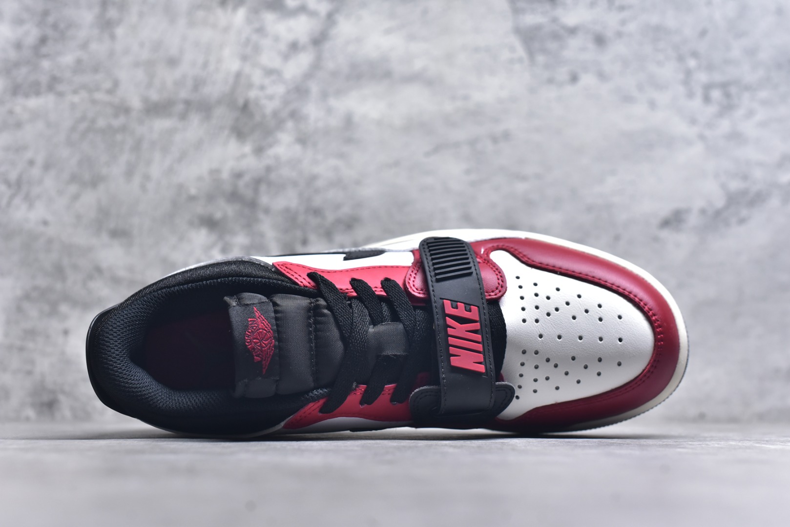 图片[4]-#开学季福利 Air Jordan Legacy AJ312 Low 低帮复古篮球鞋 市场最强独一档产物 全套原纸板楦头开发 原厂大底磨具加持立体防滑纹理 原档数据后跟TPU子母扣魔术贴 原装可视Air Sole气垫 原汁原味最完美的312代版型 唯一正确鞋头趴度弧度高度鞋身腰线 进口港宝加持 后跟自然饱满 全鞋荧光划线卡点 追求极致完美 每一双都是工艺品 多重QC质检 超越公司货的品控标准 实实在在的免检产品 鞋身采用了皮革材质打造 横跨鞋面的魔术贴十分吸睛 侧面的Swoosh Logo的一部分被鞋面遮挡了一部分 颇具玩味 魔术贴上标有NK标识 而鞋舌上是Jordan的经典红色飞翼Logo 后跟和鞋底均采用了AJ3的设计 后跟上同样也使用了经典的爆裂纹图案 尺码：36 36.5 37.5 38 38.5 39 40 40.5 41 42 42.5 43 44 44.5 45 46 47.5-选品中心