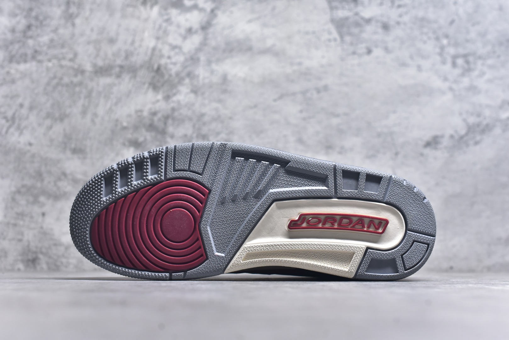 图片[6]-#开学季福利 Air Jordan Legacy AJ312 Low 低帮复古篮球鞋 市场最强独一档产物 全套原纸板楦头开发 原厂大底磨具加持立体防滑纹理 原档数据后跟TPU子母扣魔术贴 原装可视Air Sole气垫 原汁原味最完美的312代版型 唯一正确鞋头趴度弧度高度鞋身腰线 进口港宝加持 后跟自然饱满 全鞋荧光划线卡点 追求极致完美 每一双都是工艺品 多重QC质检 超越公司货的品控标准 实实在在的免检产品 鞋身采用了皮革材质打造 横跨鞋面的魔术贴十分吸睛 侧面的Swoosh Logo的一部分被鞋面遮挡了一部分 颇具玩味 魔术贴上标有NK标识 而鞋舌上是Jordan的经典红色飞翼Logo 后跟和鞋底均采用了AJ3的设计 后跟上同样也使用了经典的爆裂纹图案 尺码：36 36.5 37.5 38 38.5 39 40 40.5 41 42 42.5 43 44 44.5 45 46 47.5-选品中心