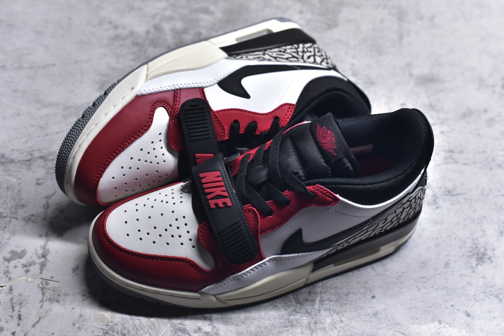 图片[7]-#开学季福利 Air Jordan Legacy AJ312 Low 低帮复古篮球鞋 市场最强独一档产物 全套原纸板楦头开发 原厂大底磨具加持立体防滑纹理 原档数据后跟TPU子母扣魔术贴 原装可视Air Sole气垫 原汁原味最完美的312代版型 唯一正确鞋头趴度弧度高度鞋身腰线 进口港宝加持 后跟自然饱满 全鞋荧光划线卡点 追求极致完美 每一双都是工艺品 多重QC质检 超越公司货的品控标准 实实在在的免检产品 鞋身采用了皮革材质打造 横跨鞋面的魔术贴十分吸睛 侧面的Swoosh Logo的一部分被鞋面遮挡了一部分 颇具玩味 魔术贴上标有NK标识 而鞋舌上是Jordan的经典红色飞翼Logo 后跟和鞋底均采用了AJ3的设计 后跟上同样也使用了经典的爆裂纹图案 尺码：36 36.5 37.5 38 38.5 39 40 40.5 41 42 42.5 43 44 44.5 45 46 47.5-选品中心