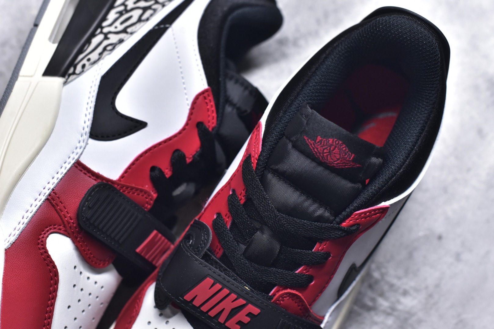 图片[9]-#开学季福利 Air Jordan Legacy AJ312 Low 低帮复古篮球鞋 市场最强独一档产物 全套原纸板楦头开发 原厂大底磨具加持立体防滑纹理 原档数据后跟TPU子母扣魔术贴 原装可视Air Sole气垫 原汁原味最完美的312代版型 唯一正确鞋头趴度弧度高度鞋身腰线 进口港宝加持 后跟自然饱满 全鞋荧光划线卡点 追求极致完美 每一双都是工艺品 多重QC质检 超越公司货的品控标准 实实在在的免检产品 鞋身采用了皮革材质打造 横跨鞋面的魔术贴十分吸睛 侧面的Swoosh Logo的一部分被鞋面遮挡了一部分 颇具玩味 魔术贴上标有NK标识 而鞋舌上是Jordan的经典红色飞翼Logo 后跟和鞋底均采用了AJ3的设计 后跟上同样也使用了经典的爆裂纹图案 尺码：36 36.5 37.5 38 38.5 39 40 40.5 41 42 42.5 43 44 44.5 45 46 47.5-选品中心