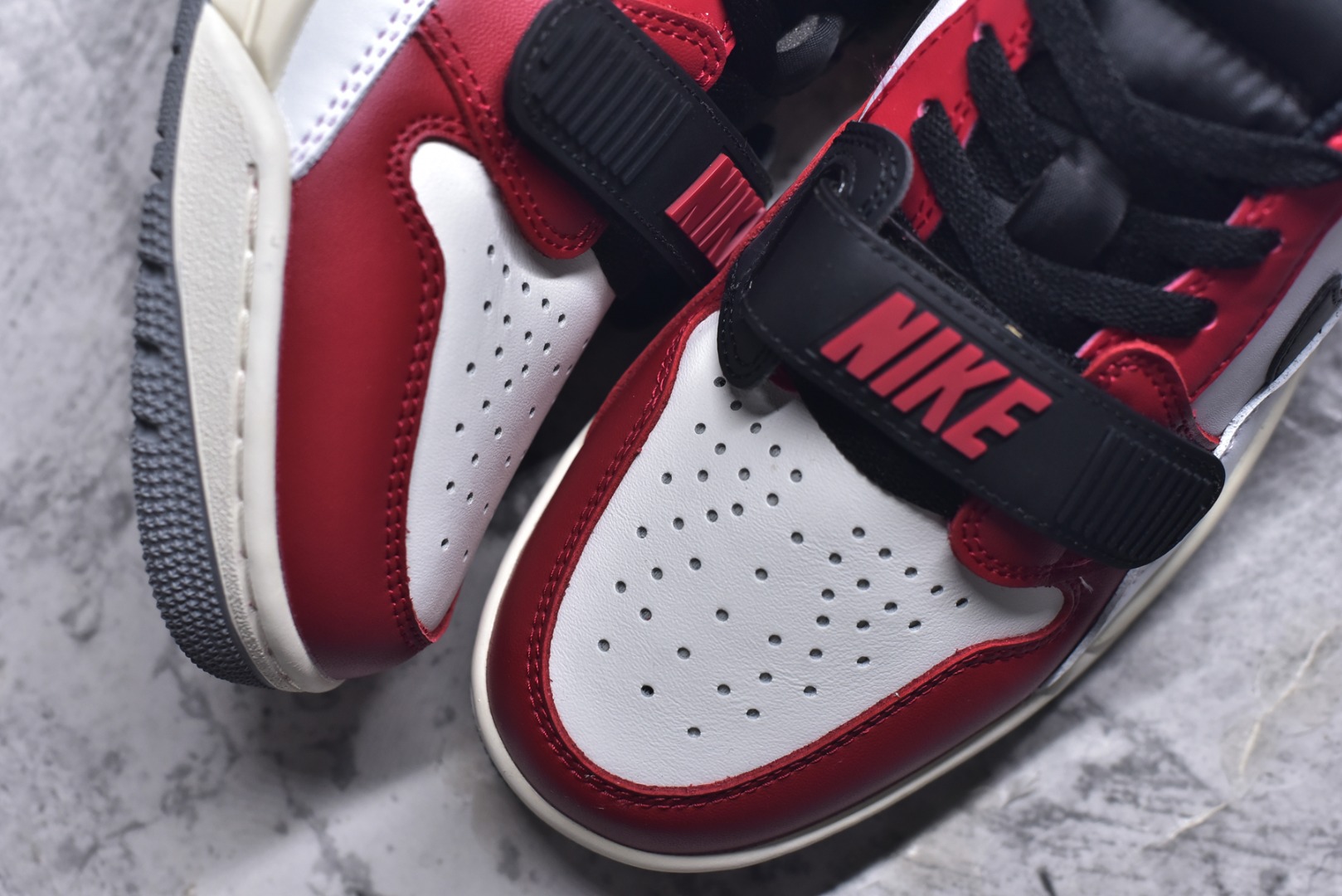 图片[8]-#开学季福利 Air Jordan Legacy AJ312 Low 低帮复古篮球鞋 市场最强独一档产物 全套原纸板楦头开发 原厂大底磨具加持立体防滑纹理 原档数据后跟TPU子母扣魔术贴 原装可视Air Sole气垫 原汁原味最完美的312代版型 唯一正确鞋头趴度弧度高度鞋身腰线 进口港宝加持 后跟自然饱满 全鞋荧光划线卡点 追求极致完美 每一双都是工艺品 多重QC质检 超越公司货的品控标准 实实在在的免检产品 鞋身采用了皮革材质打造 横跨鞋面的魔术贴十分吸睛 侧面的Swoosh Logo的一部分被鞋面遮挡了一部分 颇具玩味 魔术贴上标有NK标识 而鞋舌上是Jordan的经典红色飞翼Logo 后跟和鞋底均采用了AJ3的设计 后跟上同样也使用了经典的爆裂纹图案 尺码：36 36.5 37.5 38 38.5 39 40 40.5 41 42 42.5 43 44 44.5 45 46 47.5-选品中心