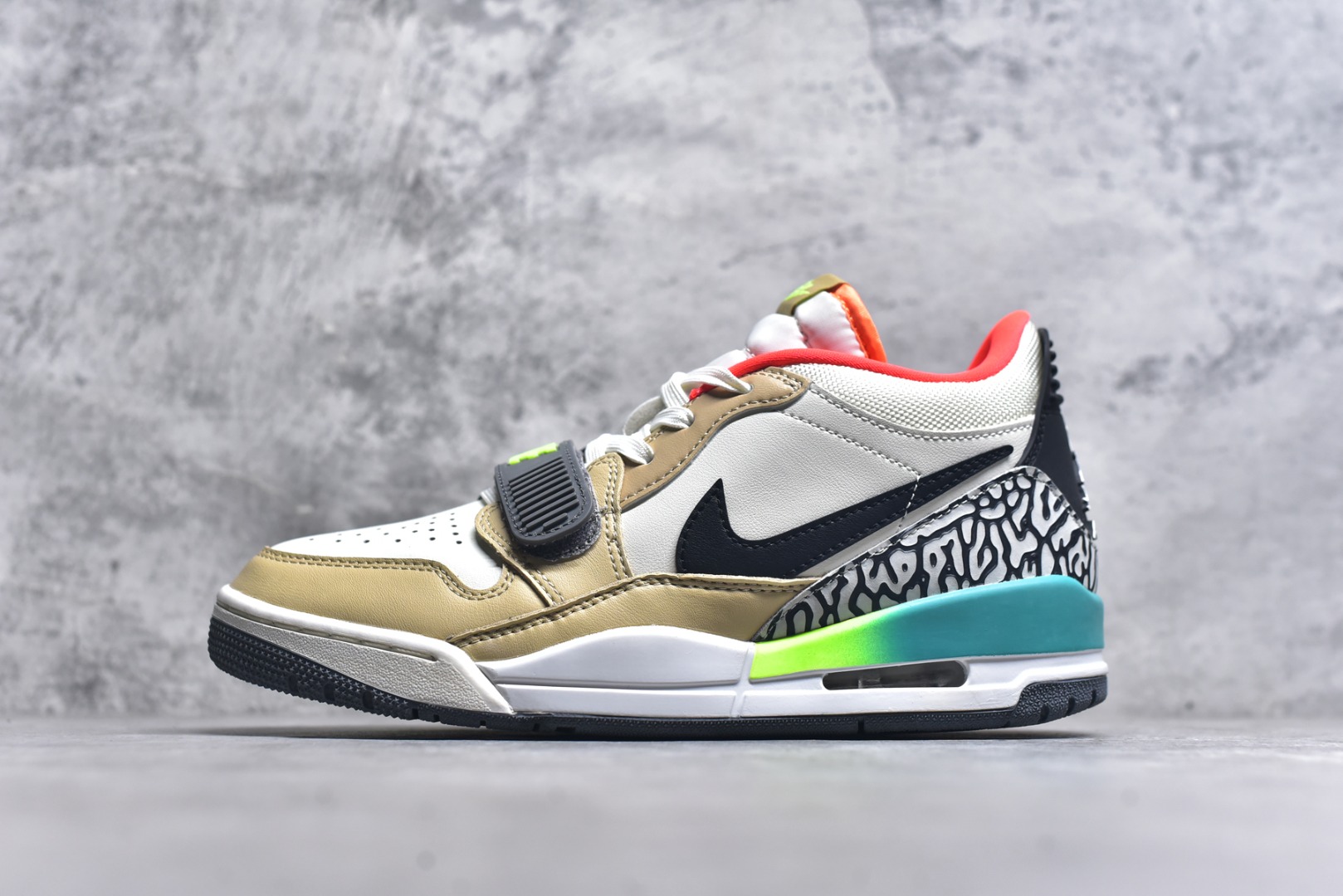 #开学季福利 Air Jordan Legacy AJ312 Low 低帮复古篮球鞋 市场最强独一档产物 全套原纸板楦头开发 原厂大底磨具加持立体防滑纹理 原档数据后跟TPU子母扣魔术贴 原装可视Air Sole气垫 原汁原味最完美的312代版型 唯一正确鞋头趴度弧度高度鞋身腰线 进口港宝加持 后跟自然饱满 全鞋荧光划线卡点 追求极致完美 每一双都是工艺品 多重QC质检 超越公司货的品控标准 实实在在的免检产品 鞋身采用了皮革材质打造 横跨鞋面的魔术贴十分吸睛 侧面的Swoosh Logo的一部分被鞋面遮挡了一部分 颇具玩味 魔术贴上标有NK标识 而鞋舌上是Jordan的经典红色飞翼Logo 后跟和鞋底均采用了AJ3的设计 后跟上同样也使用了经典的爆裂纹图案 尺码：36 36.5 37.5 38 38.5 39 40 40.5 41 42 42.5 43 44 44.5 45 46 47.5-选品中心