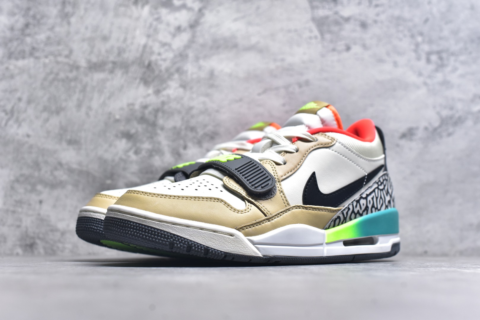 图片[2]-#开学季福利 Air Jordan Legacy AJ312 Low 低帮复古篮球鞋 市场最强独一档产物 全套原纸板楦头开发 原厂大底磨具加持立体防滑纹理 原档数据后跟TPU子母扣魔术贴 原装可视Air Sole气垫 原汁原味最完美的312代版型 唯一正确鞋头趴度弧度高度鞋身腰线 进口港宝加持 后跟自然饱满 全鞋荧光划线卡点 追求极致完美 每一双都是工艺品 多重QC质检 超越公司货的品控标准 实实在在的免检产品 鞋身采用了皮革材质打造 横跨鞋面的魔术贴十分吸睛 侧面的Swoosh Logo的一部分被鞋面遮挡了一部分 颇具玩味 魔术贴上标有NK标识 而鞋舌上是Jordan的经典红色飞翼Logo 后跟和鞋底均采用了AJ3的设计 后跟上同样也使用了经典的爆裂纹图案 尺码：36 36.5 37.5 38 38.5 39 40 40.5 41 42 42.5 43 44 44.5 45 46 47.5-选品中心