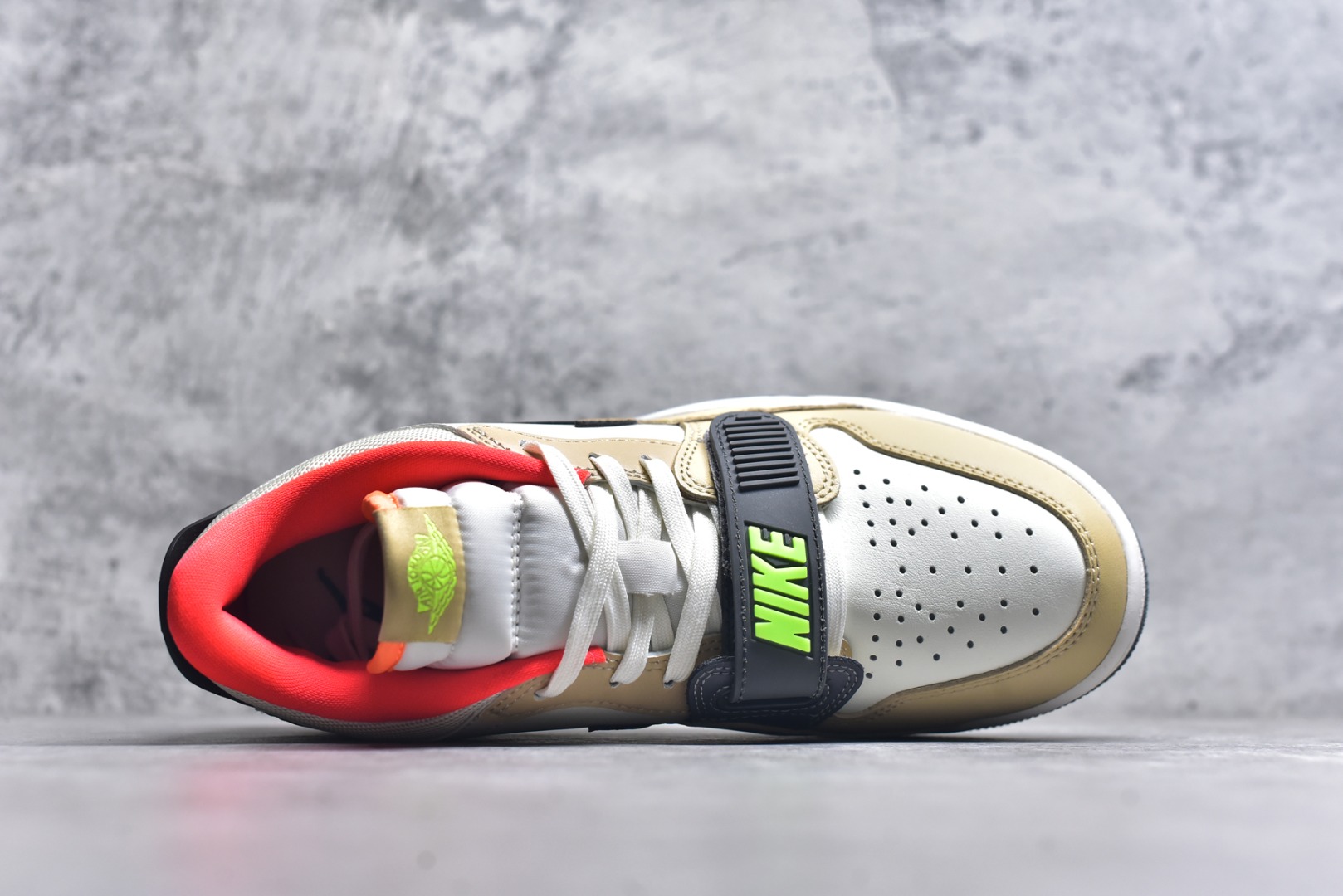 图片[4]-#开学季福利 Air Jordan Legacy AJ312 Low 低帮复古篮球鞋 市场最强独一档产物 全套原纸板楦头开发 原厂大底磨具加持立体防滑纹理 原档数据后跟TPU子母扣魔术贴 原装可视Air Sole气垫 原汁原味最完美的312代版型 唯一正确鞋头趴度弧度高度鞋身腰线 进口港宝加持 后跟自然饱满 全鞋荧光划线卡点 追求极致完美 每一双都是工艺品 多重QC质检 超越公司货的品控标准 实实在在的免检产品 鞋身采用了皮革材质打造 横跨鞋面的魔术贴十分吸睛 侧面的Swoosh Logo的一部分被鞋面遮挡了一部分 颇具玩味 魔术贴上标有NK标识 而鞋舌上是Jordan的经典红色飞翼Logo 后跟和鞋底均采用了AJ3的设计 后跟上同样也使用了经典的爆裂纹图案 尺码：36 36.5 37.5 38 38.5 39 40 40.5 41 42 42.5 43 44 44.5 45 46 47.5-选品中心