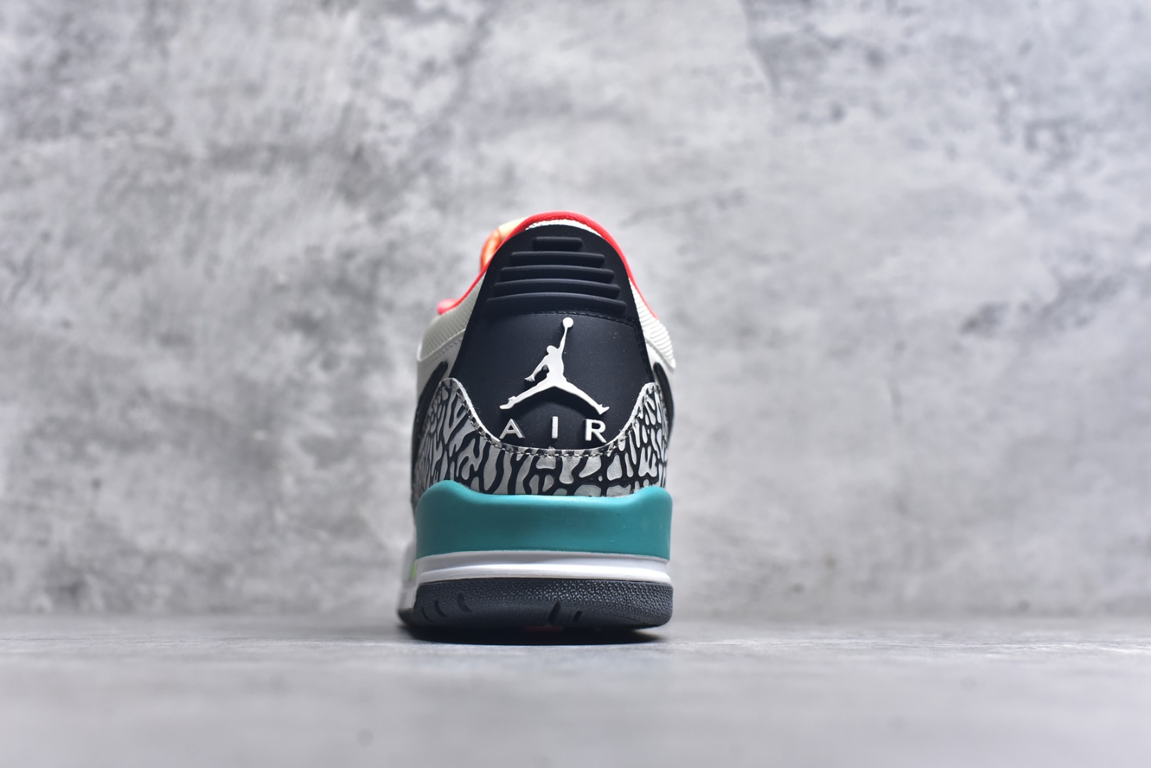 图片[5]-#开学季福利 Air Jordan Legacy AJ312 Low 低帮复古篮球鞋 市场最强独一档产物 全套原纸板楦头开发 原厂大底磨具加持立体防滑纹理 原档数据后跟TPU子母扣魔术贴 原装可视Air Sole气垫 原汁原味最完美的312代版型 唯一正确鞋头趴度弧度高度鞋身腰线 进口港宝加持 后跟自然饱满 全鞋荧光划线卡点 追求极致完美 每一双都是工艺品 多重QC质检 超越公司货的品控标准 实实在在的免检产品 鞋身采用了皮革材质打造 横跨鞋面的魔术贴十分吸睛 侧面的Swoosh Logo的一部分被鞋面遮挡了一部分 颇具玩味 魔术贴上标有NK标识 而鞋舌上是Jordan的经典红色飞翼Logo 后跟和鞋底均采用了AJ3的设计 后跟上同样也使用了经典的爆裂纹图案 尺码：36 36.5 37.5 38 38.5 39 40 40.5 41 42 42.5 43 44 44.5 45 46 47.5-选品中心