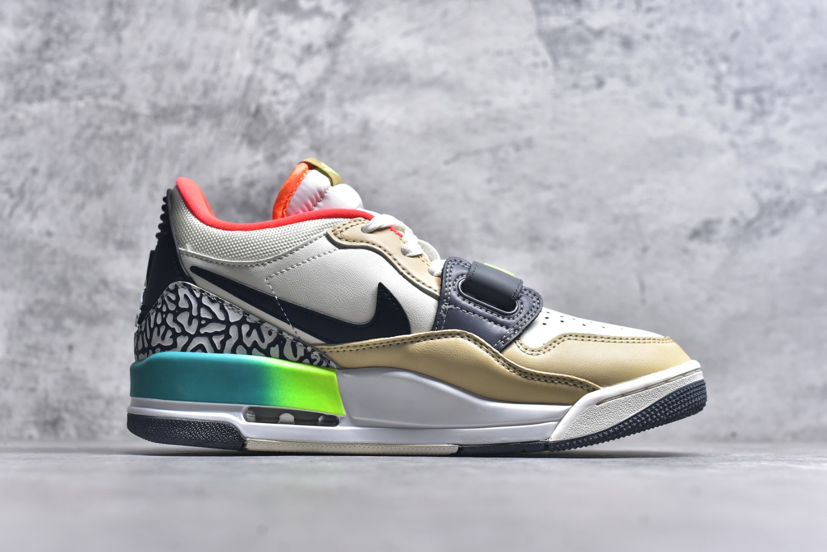 图片[3]-#开学季福利 Air Jordan Legacy AJ312 Low 低帮复古篮球鞋 市场最强独一档产物 全套原纸板楦头开发 原厂大底磨具加持立体防滑纹理 原档数据后跟TPU子母扣魔术贴 原装可视Air Sole气垫 原汁原味最完美的312代版型 唯一正确鞋头趴度弧度高度鞋身腰线 进口港宝加持 后跟自然饱满 全鞋荧光划线卡点 追求极致完美 每一双都是工艺品 多重QC质检 超越公司货的品控标准 实实在在的免检产品 鞋身采用了皮革材质打造 横跨鞋面的魔术贴十分吸睛 侧面的Swoosh Logo的一部分被鞋面遮挡了一部分 颇具玩味 魔术贴上标有NK标识 而鞋舌上是Jordan的经典红色飞翼Logo 后跟和鞋底均采用了AJ3的设计 后跟上同样也使用了经典的爆裂纹图案 尺码：36 36.5 37.5 38 38.5 39 40 40.5 41 42 42.5 43 44 44.5 45 46 47.5-选品中心