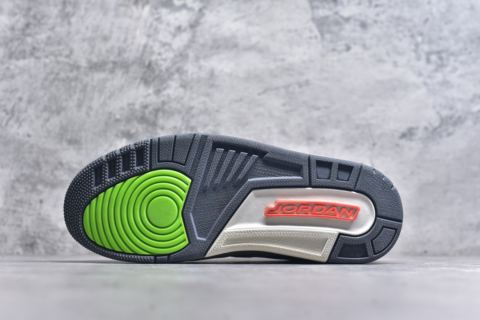 图片[6]-#开学季福利 Air Jordan Legacy AJ312 Low 低帮复古篮球鞋 市场最强独一档产物 全套原纸板楦头开发 原厂大底磨具加持立体防滑纹理 原档数据后跟TPU子母扣魔术贴 原装可视Air Sole气垫 原汁原味最完美的312代版型 唯一正确鞋头趴度弧度高度鞋身腰线 进口港宝加持 后跟自然饱满 全鞋荧光划线卡点 追求极致完美 每一双都是工艺品 多重QC质检 超越公司货的品控标准 实实在在的免检产品 鞋身采用了皮革材质打造 横跨鞋面的魔术贴十分吸睛 侧面的Swoosh Logo的一部分被鞋面遮挡了一部分 颇具玩味 魔术贴上标有NK标识 而鞋舌上是Jordan的经典红色飞翼Logo 后跟和鞋底均采用了AJ3的设计 后跟上同样也使用了经典的爆裂纹图案 尺码：36 36.5 37.5 38 38.5 39 40 40.5 41 42 42.5 43 44 44.5 45 46 47.5-选品中心