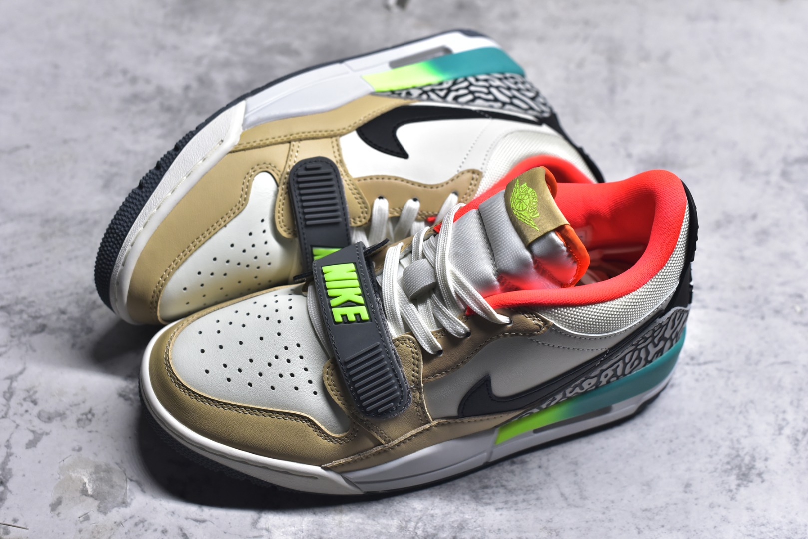 图片[7]-#开学季福利 Air Jordan Legacy AJ312 Low 低帮复古篮球鞋 市场最强独一档产物 全套原纸板楦头开发 原厂大底磨具加持立体防滑纹理 原档数据后跟TPU子母扣魔术贴 原装可视Air Sole气垫 原汁原味最完美的312代版型 唯一正确鞋头趴度弧度高度鞋身腰线 进口港宝加持 后跟自然饱满 全鞋荧光划线卡点 追求极致完美 每一双都是工艺品 多重QC质检 超越公司货的品控标准 实实在在的免检产品 鞋身采用了皮革材质打造 横跨鞋面的魔术贴十分吸睛 侧面的Swoosh Logo的一部分被鞋面遮挡了一部分 颇具玩味 魔术贴上标有NK标识 而鞋舌上是Jordan的经典红色飞翼Logo 后跟和鞋底均采用了AJ3的设计 后跟上同样也使用了经典的爆裂纹图案 尺码：36 36.5 37.5 38 38.5 39 40 40.5 41 42 42.5 43 44 44.5 45 46 47.5-选品中心