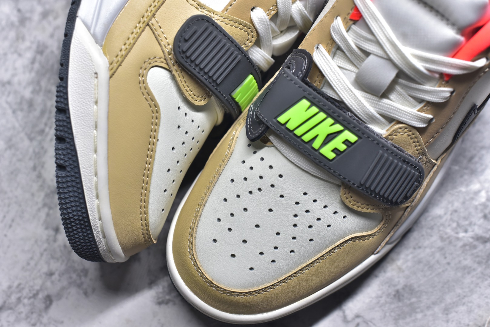 图片[8]-#开学季福利 Air Jordan Legacy AJ312 Low 低帮复古篮球鞋 市场最强独一档产物 全套原纸板楦头开发 原厂大底磨具加持立体防滑纹理 原档数据后跟TPU子母扣魔术贴 原装可视Air Sole气垫 原汁原味最完美的312代版型 唯一正确鞋头趴度弧度高度鞋身腰线 进口港宝加持 后跟自然饱满 全鞋荧光划线卡点 追求极致完美 每一双都是工艺品 多重QC质检 超越公司货的品控标准 实实在在的免检产品 鞋身采用了皮革材质打造 横跨鞋面的魔术贴十分吸睛 侧面的Swoosh Logo的一部分被鞋面遮挡了一部分 颇具玩味 魔术贴上标有NK标识 而鞋舌上是Jordan的经典红色飞翼Logo 后跟和鞋底均采用了AJ3的设计 后跟上同样也使用了经典的爆裂纹图案 尺码：36 36.5 37.5 38 38.5 39 40 40.5 41 42 42.5 43 44 44.5 45 46 47.5-选品中心