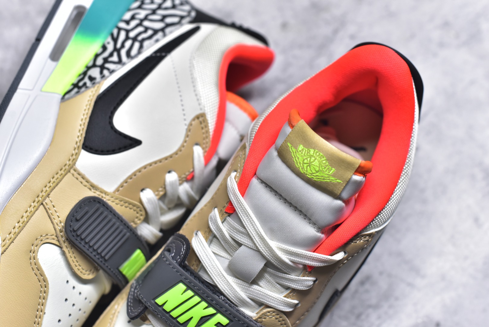 图片[9]-#开学季福利 Air Jordan Legacy AJ312 Low 低帮复古篮球鞋 市场最强独一档产物 全套原纸板楦头开发 原厂大底磨具加持立体防滑纹理 原档数据后跟TPU子母扣魔术贴 原装可视Air Sole气垫 原汁原味最完美的312代版型 唯一正确鞋头趴度弧度高度鞋身腰线 进口港宝加持 后跟自然饱满 全鞋荧光划线卡点 追求极致完美 每一双都是工艺品 多重QC质检 超越公司货的品控标准 实实在在的免检产品 鞋身采用了皮革材质打造 横跨鞋面的魔术贴十分吸睛 侧面的Swoosh Logo的一部分被鞋面遮挡了一部分 颇具玩味 魔术贴上标有NK标识 而鞋舌上是Jordan的经典红色飞翼Logo 后跟和鞋底均采用了AJ3的设计 后跟上同样也使用了经典的爆裂纹图案 尺码：36 36.5 37.5 38 38.5 39 40 40.5 41 42 42.5 43 44 44.5 45 46 47.5-选品中心