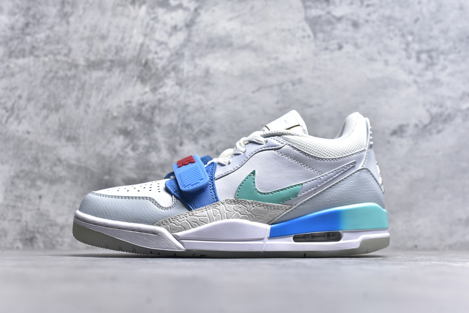 #开学季福利 Air Jordan Legacy AJ312 Low 低帮复古篮球鞋 市场最强独一档产物 全套原纸板楦头开发 原厂大底磨具加持立体防滑纹理 原档数据后跟TPU子母扣魔术贴 原装可视Air Sole气垫 原汁原味最完美的312代版型 唯一正确鞋头趴度弧度高度鞋身腰线 进口港宝加持 后跟自然饱满 全鞋荧光划线卡点 追求极致完美 每一双都是工艺品 多重QC质检 超越公司货的品控标准 实实在在的免检产品 鞋身采用了皮革材质打造 横跨鞋面的魔术贴十分吸睛 侧面的Swoosh Logo的一部分被鞋面遮挡了一部分 颇具玩味 魔术贴上标有NK标识 而鞋舌上是Jordan的经典红色飞翼Logo 后跟和鞋底均采用了AJ3的设计 后跟上同样也使用了经典的爆裂纹图案 尺码：36 36.5 37.5 38 38.5 39 40 40.5 41 42 42.5 43 44 44.5 45 46 47.5-选品中心