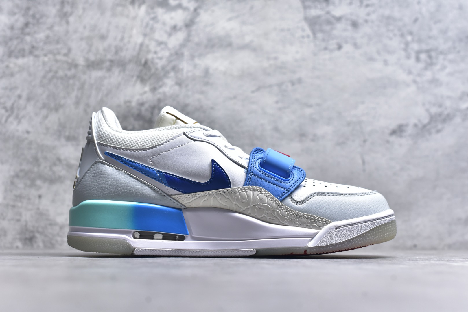 图片[3]-#开学季福利 Air Jordan Legacy AJ312 Low 低帮复古篮球鞋 市场最强独一档产物 全套原纸板楦头开发 原厂大底磨具加持立体防滑纹理 原档数据后跟TPU子母扣魔术贴 原装可视Air Sole气垫 原汁原味最完美的312代版型 唯一正确鞋头趴度弧度高度鞋身腰线 进口港宝加持 后跟自然饱满 全鞋荧光划线卡点 追求极致完美 每一双都是工艺品 多重QC质检 超越公司货的品控标准 实实在在的免检产品 鞋身采用了皮革材质打造 横跨鞋面的魔术贴十分吸睛 侧面的Swoosh Logo的一部分被鞋面遮挡了一部分 颇具玩味 魔术贴上标有NK标识 而鞋舌上是Jordan的经典红色飞翼Logo 后跟和鞋底均采用了AJ3的设计 后跟上同样也使用了经典的爆裂纹图案 尺码：36 36.5 37.5 38 38.5 39 40 40.5 41 42 42.5 43 44 44.5 45 46 47.5-选品中心