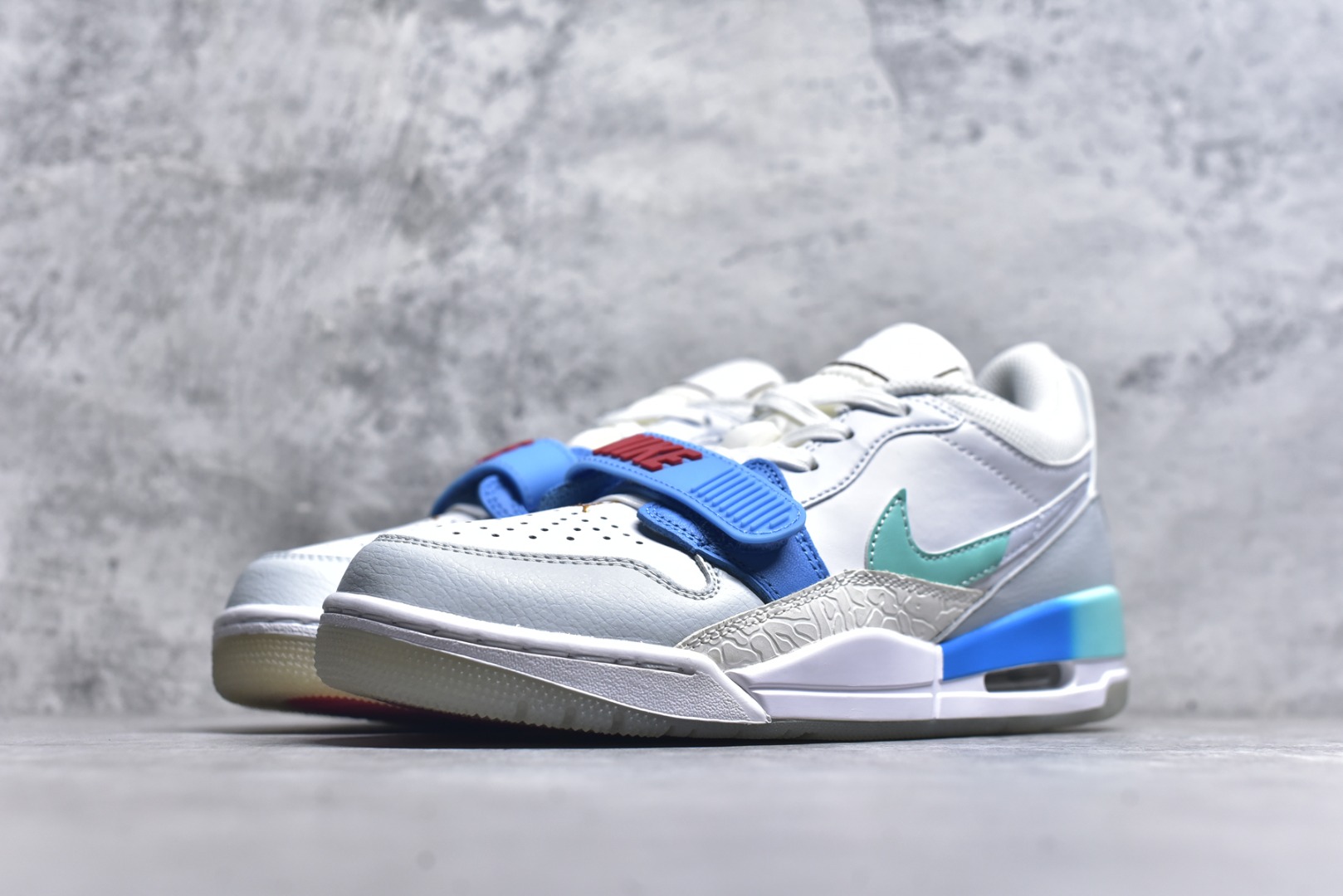 图片[2]-#开学季福利 Air Jordan Legacy AJ312 Low 低帮复古篮球鞋 市场最强独一档产物 全套原纸板楦头开发 原厂大底磨具加持立体防滑纹理 原档数据后跟TPU子母扣魔术贴 原装可视Air Sole气垫 原汁原味最完美的312代版型 唯一正确鞋头趴度弧度高度鞋身腰线 进口港宝加持 后跟自然饱满 全鞋荧光划线卡点 追求极致完美 每一双都是工艺品 多重QC质检 超越公司货的品控标准 实实在在的免检产品 鞋身采用了皮革材质打造 横跨鞋面的魔术贴十分吸睛 侧面的Swoosh Logo的一部分被鞋面遮挡了一部分 颇具玩味 魔术贴上标有NK标识 而鞋舌上是Jordan的经典红色飞翼Logo 后跟和鞋底均采用了AJ3的设计 后跟上同样也使用了经典的爆裂纹图案 尺码：36 36.5 37.5 38 38.5 39 40 40.5 41 42 42.5 43 44 44.5 45 46 47.5-选品中心