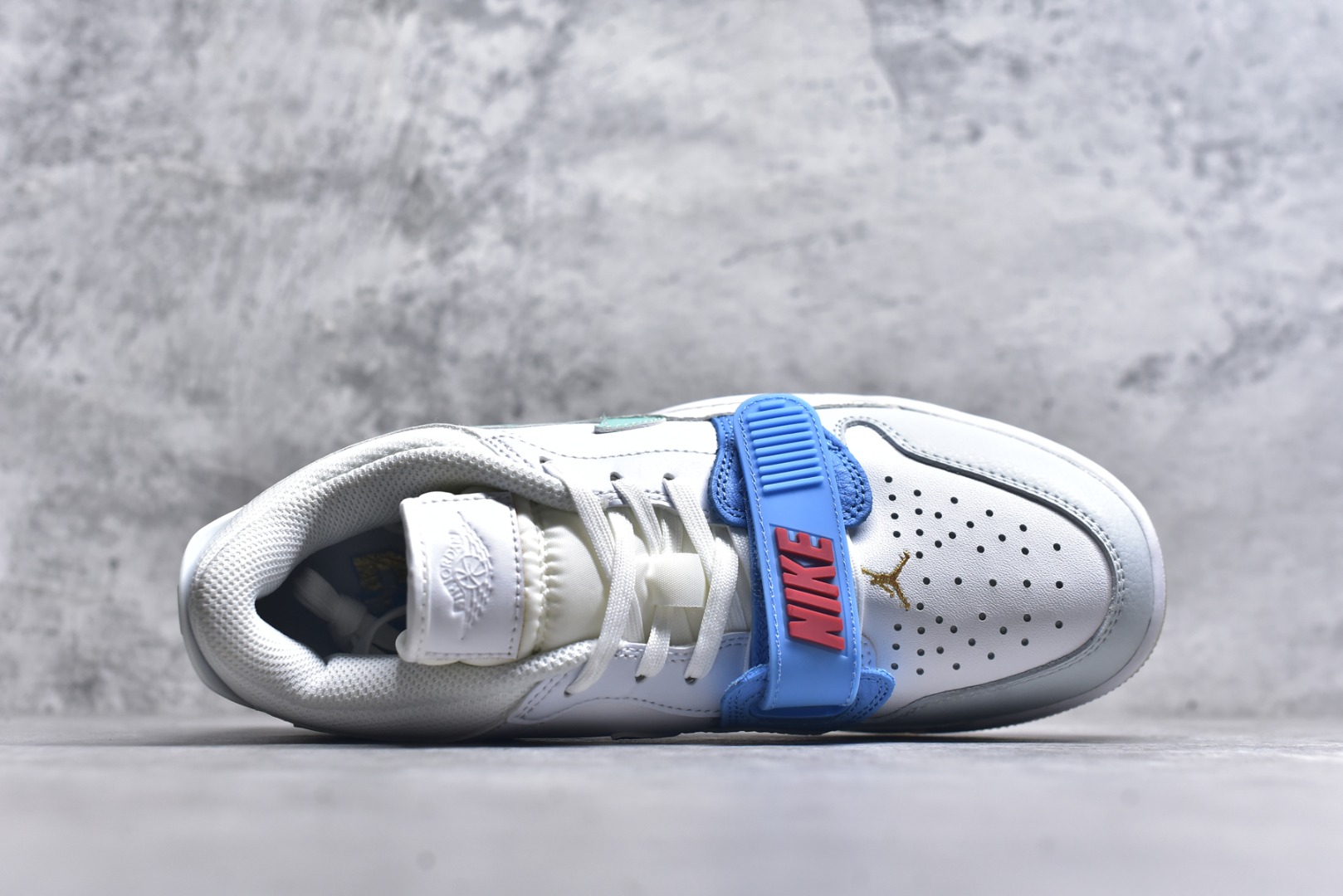 图片[4]-#开学季福利 Air Jordan Legacy AJ312 Low 低帮复古篮球鞋 市场最强独一档产物 全套原纸板楦头开发 原厂大底磨具加持立体防滑纹理 原档数据后跟TPU子母扣魔术贴 原装可视Air Sole气垫 原汁原味最完美的312代版型 唯一正确鞋头趴度弧度高度鞋身腰线 进口港宝加持 后跟自然饱满 全鞋荧光划线卡点 追求极致完美 每一双都是工艺品 多重QC质检 超越公司货的品控标准 实实在在的免检产品 鞋身采用了皮革材质打造 横跨鞋面的魔术贴十分吸睛 侧面的Swoosh Logo的一部分被鞋面遮挡了一部分 颇具玩味 魔术贴上标有NK标识 而鞋舌上是Jordan的经典红色飞翼Logo 后跟和鞋底均采用了AJ3的设计 后跟上同样也使用了经典的爆裂纹图案 尺码：36 36.5 37.5 38 38.5 39 40 40.5 41 42 42.5 43 44 44.5 45 46 47.5-选品中心