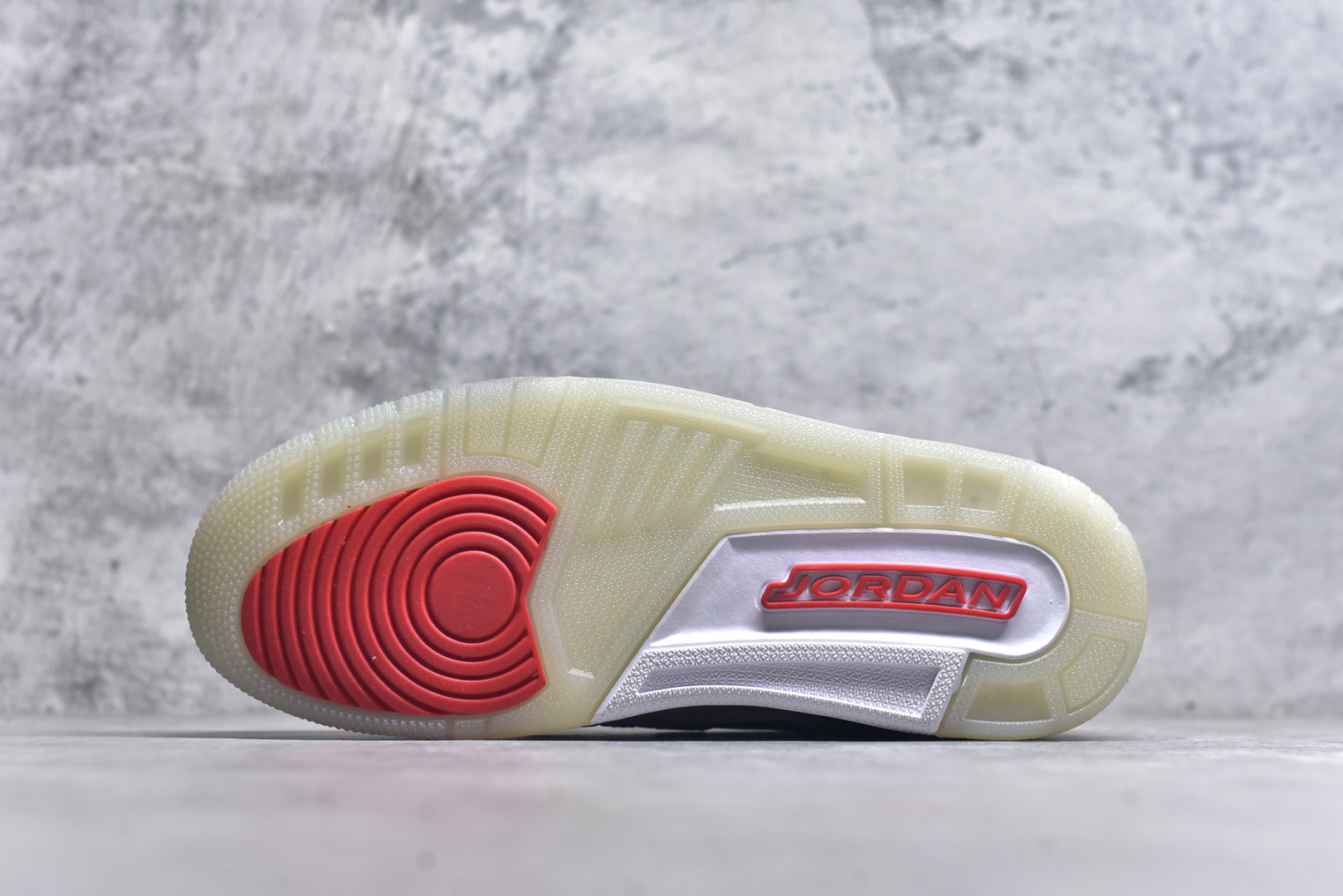 图片[6]-#开学季福利 Air Jordan Legacy AJ312 Low 低帮复古篮球鞋 市场最强独一档产物 全套原纸板楦头开发 原厂大底磨具加持立体防滑纹理 原档数据后跟TPU子母扣魔术贴 原装可视Air Sole气垫 原汁原味最完美的312代版型 唯一正确鞋头趴度弧度高度鞋身腰线 进口港宝加持 后跟自然饱满 全鞋荧光划线卡点 追求极致完美 每一双都是工艺品 多重QC质检 超越公司货的品控标准 实实在在的免检产品 鞋身采用了皮革材质打造 横跨鞋面的魔术贴十分吸睛 侧面的Swoosh Logo的一部分被鞋面遮挡了一部分 颇具玩味 魔术贴上标有NK标识 而鞋舌上是Jordan的经典红色飞翼Logo 后跟和鞋底均采用了AJ3的设计 后跟上同样也使用了经典的爆裂纹图案 尺码：36 36.5 37.5 38 38.5 39 40 40.5 41 42 42.5 43 44 44.5 45 46 47.5-选品中心