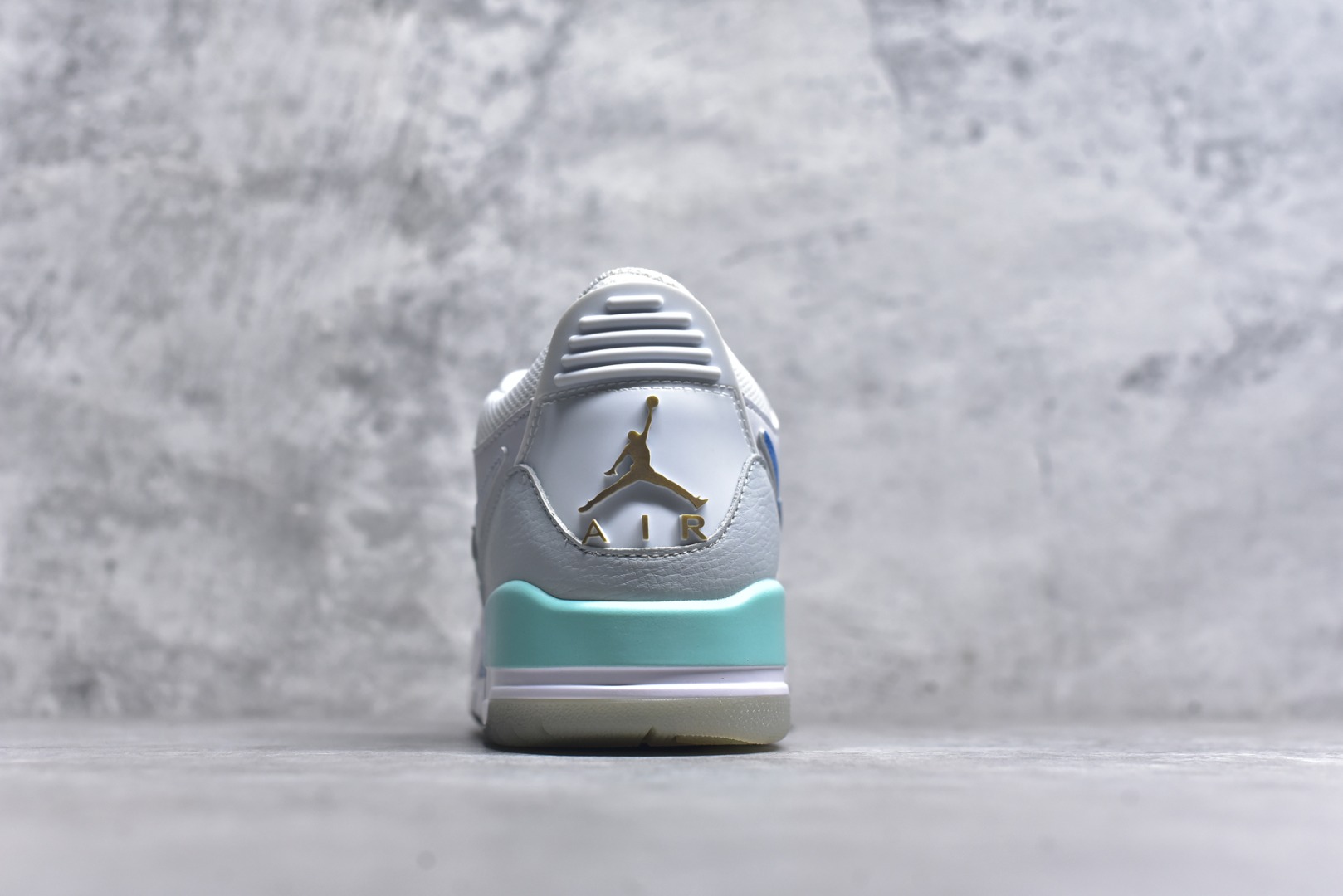 图片[5]-#开学季福利 Air Jordan Legacy AJ312 Low 低帮复古篮球鞋 市场最强独一档产物 全套原纸板楦头开发 原厂大底磨具加持立体防滑纹理 原档数据后跟TPU子母扣魔术贴 原装可视Air Sole气垫 原汁原味最完美的312代版型 唯一正确鞋头趴度弧度高度鞋身腰线 进口港宝加持 后跟自然饱满 全鞋荧光划线卡点 追求极致完美 每一双都是工艺品 多重QC质检 超越公司货的品控标准 实实在在的免检产品 鞋身采用了皮革材质打造 横跨鞋面的魔术贴十分吸睛 侧面的Swoosh Logo的一部分被鞋面遮挡了一部分 颇具玩味 魔术贴上标有NK标识 而鞋舌上是Jordan的经典红色飞翼Logo 后跟和鞋底均采用了AJ3的设计 后跟上同样也使用了经典的爆裂纹图案 尺码：36 36.5 37.5 38 38.5 39 40 40.5 41 42 42.5 43 44 44.5 45 46 47.5-选品中心