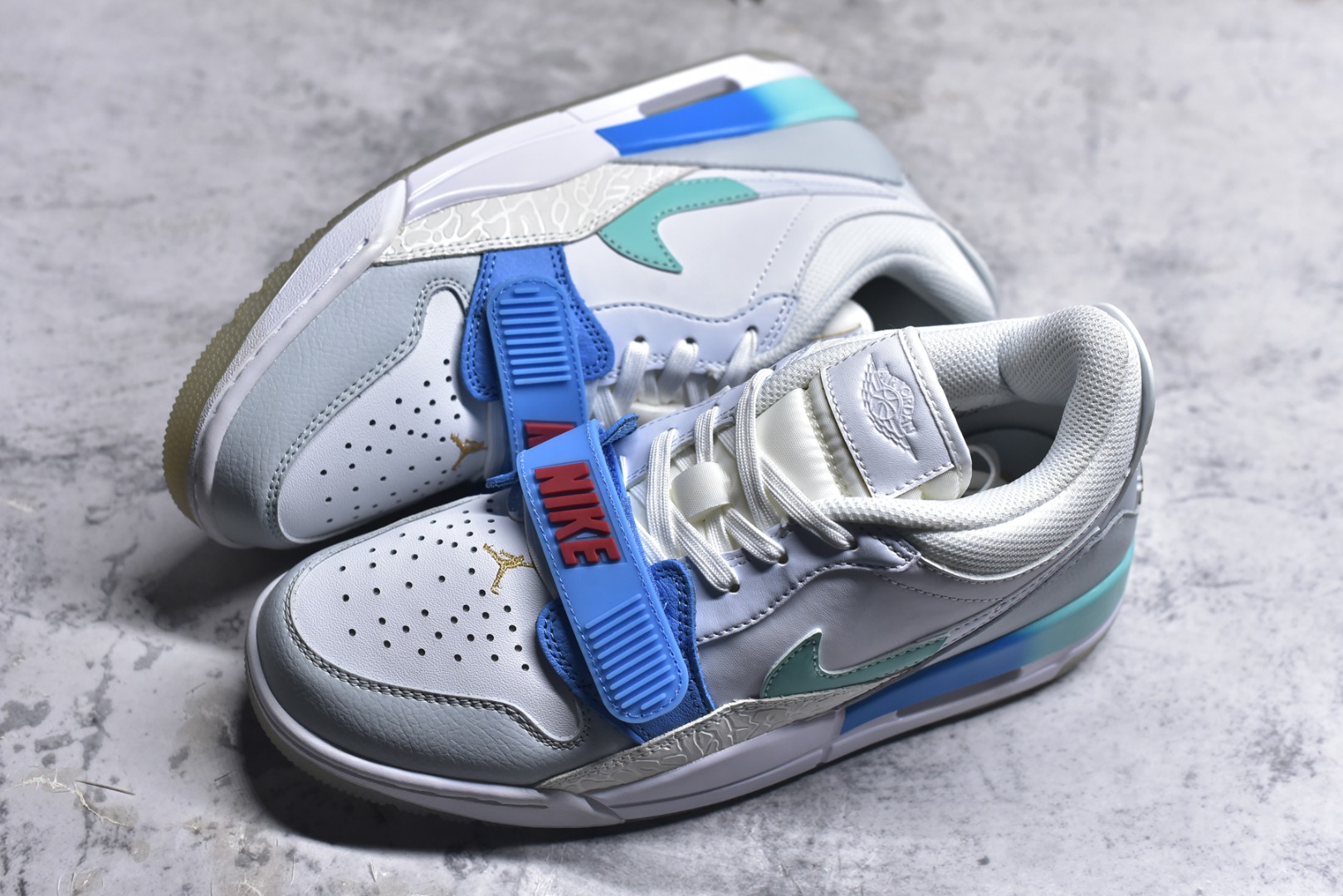 图片[7]-#开学季福利 Air Jordan Legacy AJ312 Low 低帮复古篮球鞋 市场最强独一档产物 全套原纸板楦头开发 原厂大底磨具加持立体防滑纹理 原档数据后跟TPU子母扣魔术贴 原装可视Air Sole气垫 原汁原味最完美的312代版型 唯一正确鞋头趴度弧度高度鞋身腰线 进口港宝加持 后跟自然饱满 全鞋荧光划线卡点 追求极致完美 每一双都是工艺品 多重QC质检 超越公司货的品控标准 实实在在的免检产品 鞋身采用了皮革材质打造 横跨鞋面的魔术贴十分吸睛 侧面的Swoosh Logo的一部分被鞋面遮挡了一部分 颇具玩味 魔术贴上标有NK标识 而鞋舌上是Jordan的经典红色飞翼Logo 后跟和鞋底均采用了AJ3的设计 后跟上同样也使用了经典的爆裂纹图案 尺码：36 36.5 37.5 38 38.5 39 40 40.5 41 42 42.5 43 44 44.5 45 46 47.5-选品中心