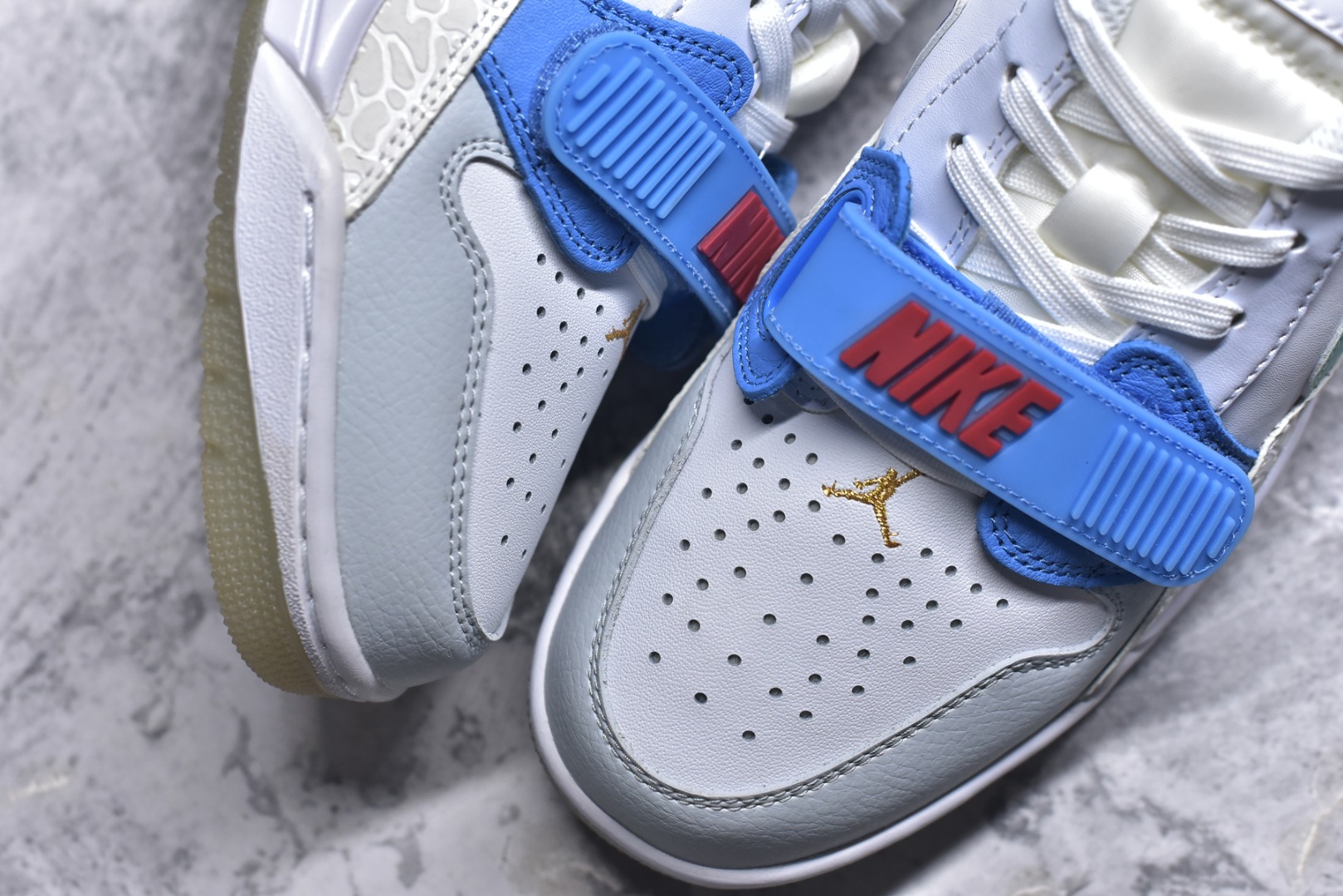 图片[8]-#开学季福利 Air Jordan Legacy AJ312 Low 低帮复古篮球鞋 市场最强独一档产物 全套原纸板楦头开发 原厂大底磨具加持立体防滑纹理 原档数据后跟TPU子母扣魔术贴 原装可视Air Sole气垫 原汁原味最完美的312代版型 唯一正确鞋头趴度弧度高度鞋身腰线 进口港宝加持 后跟自然饱满 全鞋荧光划线卡点 追求极致完美 每一双都是工艺品 多重QC质检 超越公司货的品控标准 实实在在的免检产品 鞋身采用了皮革材质打造 横跨鞋面的魔术贴十分吸睛 侧面的Swoosh Logo的一部分被鞋面遮挡了一部分 颇具玩味 魔术贴上标有NK标识 而鞋舌上是Jordan的经典红色飞翼Logo 后跟和鞋底均采用了AJ3的设计 后跟上同样也使用了经典的爆裂纹图案 尺码：36 36.5 37.5 38 38.5 39 40 40.5 41 42 42.5 43 44 44.5 45 46 47.5-选品中心