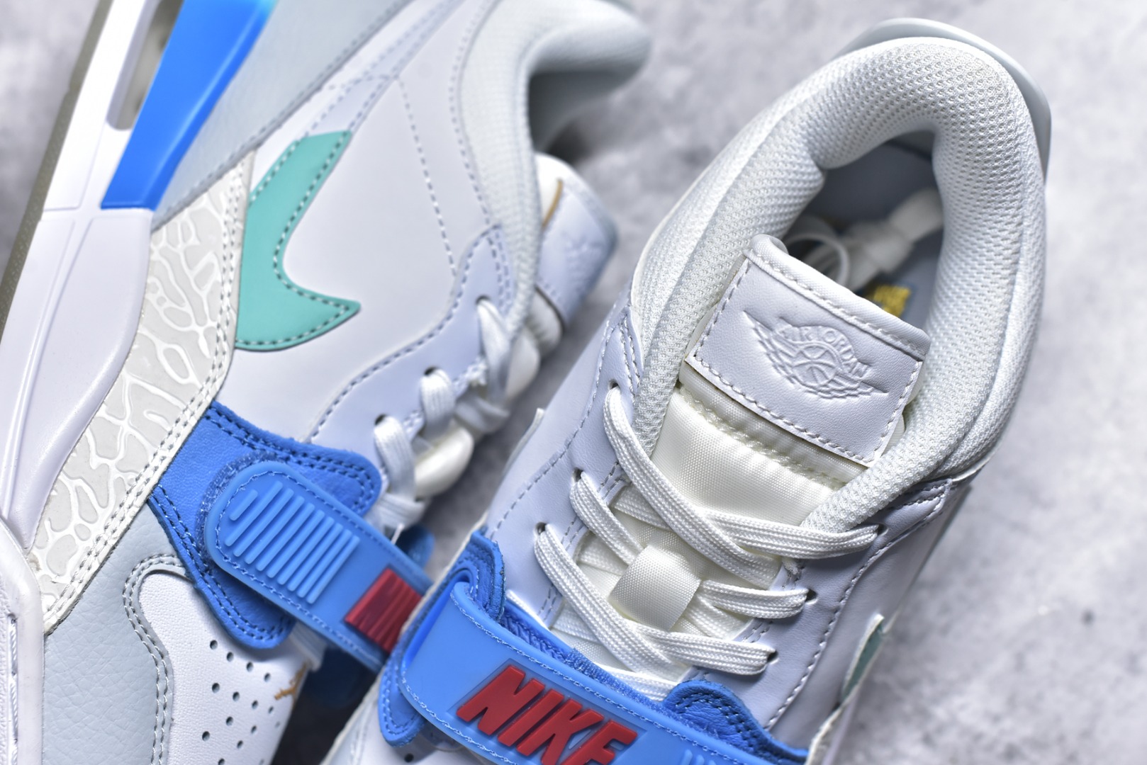 图片[9]-#开学季福利 Air Jordan Legacy AJ312 Low 低帮复古篮球鞋 市场最强独一档产物 全套原纸板楦头开发 原厂大底磨具加持立体防滑纹理 原档数据后跟TPU子母扣魔术贴 原装可视Air Sole气垫 原汁原味最完美的312代版型 唯一正确鞋头趴度弧度高度鞋身腰线 进口港宝加持 后跟自然饱满 全鞋荧光划线卡点 追求极致完美 每一双都是工艺品 多重QC质检 超越公司货的品控标准 实实在在的免检产品 鞋身采用了皮革材质打造 横跨鞋面的魔术贴十分吸睛 侧面的Swoosh Logo的一部分被鞋面遮挡了一部分 颇具玩味 魔术贴上标有NK标识 而鞋舌上是Jordan的经典红色飞翼Logo 后跟和鞋底均采用了AJ3的设计 后跟上同样也使用了经典的爆裂纹图案 尺码：36 36.5 37.5 38 38.5 39 40 40.5 41 42 42.5 43 44 44.5 45 46 47.5-选品中心