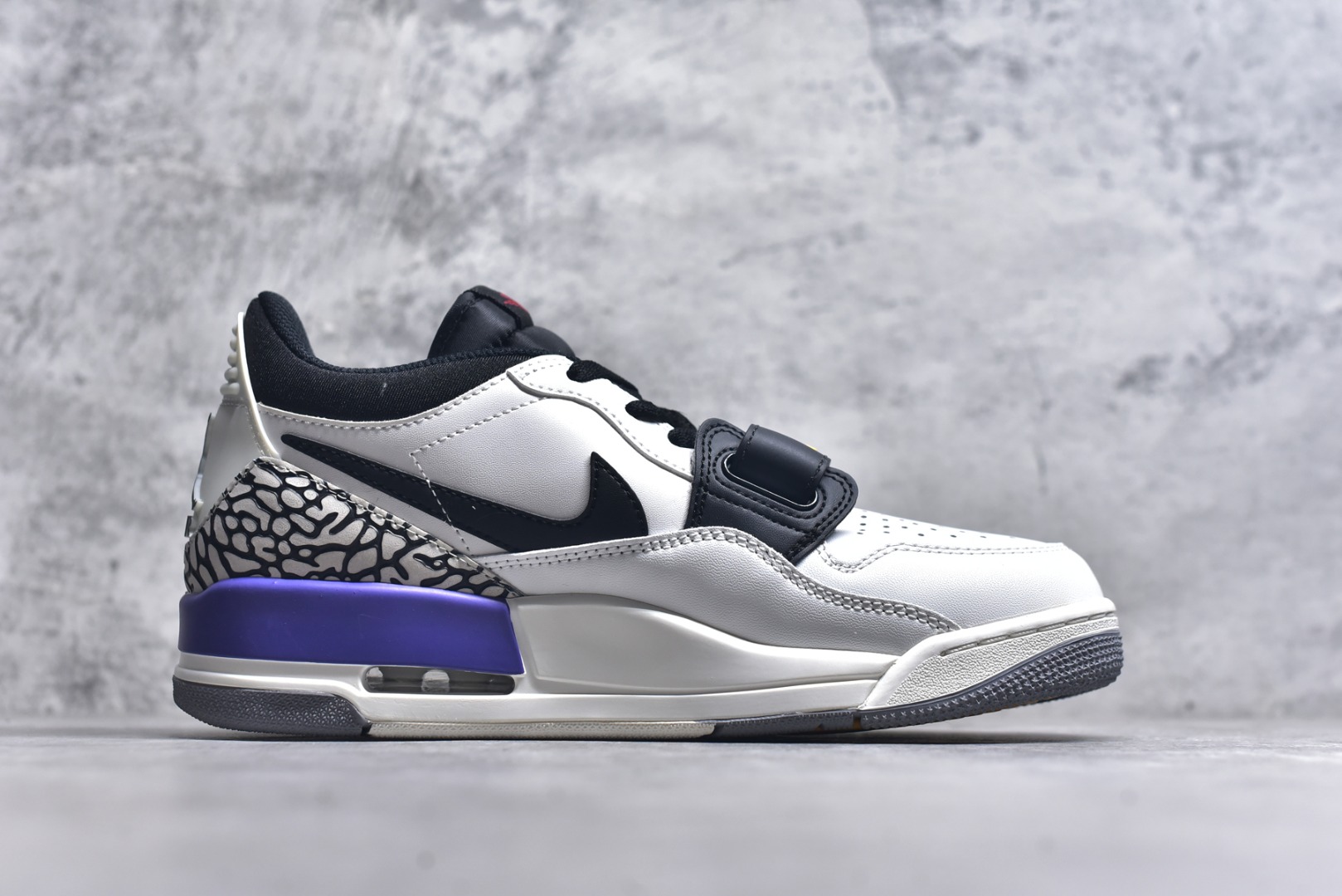 图片[3]-#开学季福利 Air Jordan Legacy AJ312 Low 低帮复古篮球鞋 市场最强独一档产物 全套原纸板楦头开发 原厂大底磨具加持立体防滑纹理 原档数据后跟TPU子母扣魔术贴 原装可视Air Sole气垫 原汁原味最完美的312代版型 唯一正确鞋头趴度弧度高度鞋身腰线 进口港宝加持 后跟自然饱满 全鞋荧光划线卡点 追求极致完美 每一双都是工艺品 多重QC质检 超越公司货的品控标准 实实在在的免检产品 鞋身采用了皮革材质打造 横跨鞋面的魔术贴十分吸睛 侧面的Swoosh Logo的一部分被鞋面遮挡了一部分 颇具玩味 魔术贴上标有NK标识 而鞋舌上是Jordan的经典红色飞翼Logo 后跟和鞋底均采用了AJ3的设计 后跟上同样也使用了经典的爆裂纹图案 尺码：36 36.5 37.5 38 38.5 39 40 40.5 41 42 42.5 43 44 44.5 45 46 47.5-选品中心