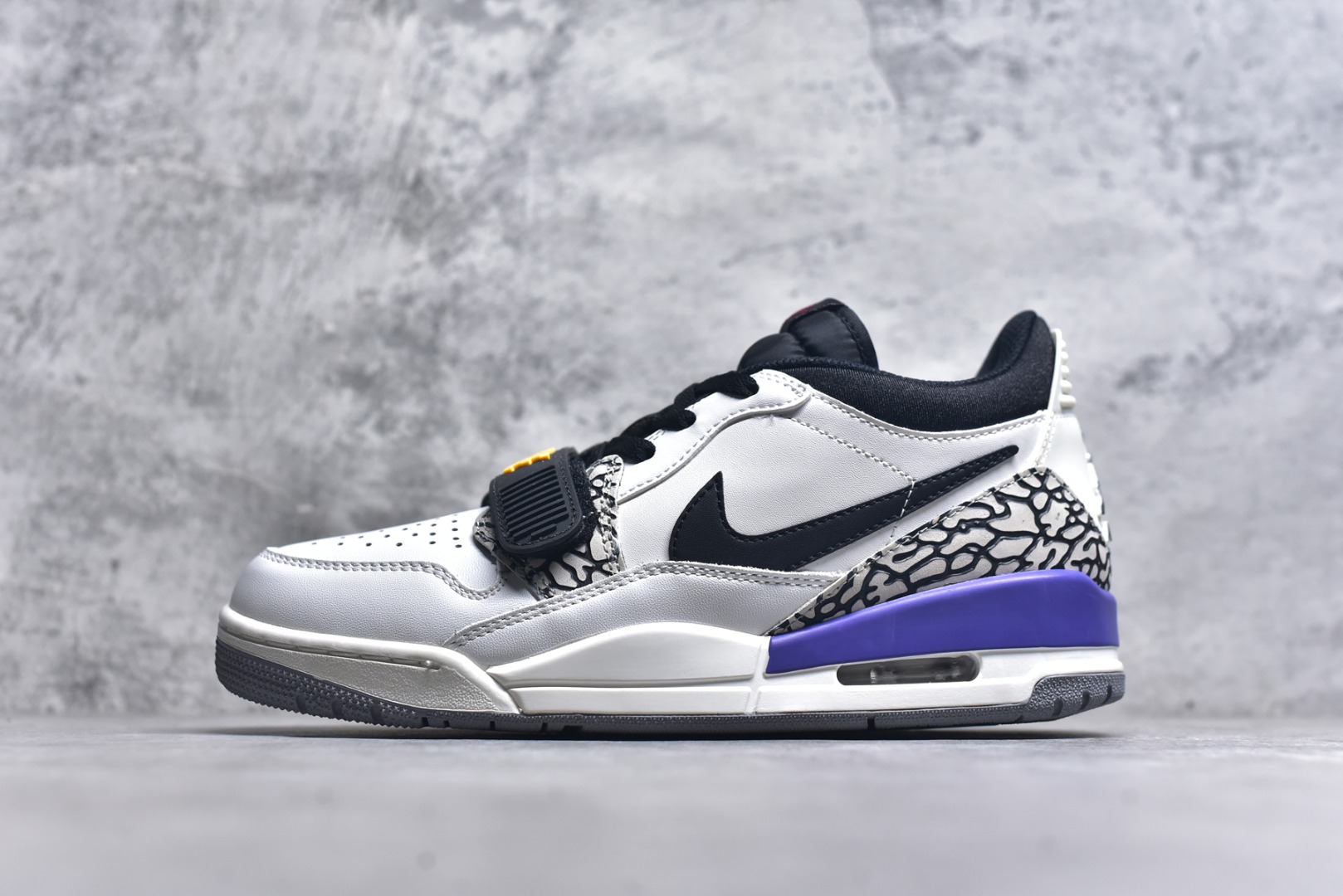 #开学季福利 Air Jordan Legacy AJ312 Low 低帮复古篮球鞋 市场最强独一档产物 全套原纸板楦头开发 原厂大底磨具加持立体防滑纹理 原档数据后跟TPU子母扣魔术贴 原装可视Air Sole气垫 原汁原味最完美的312代版型 唯一正确鞋头趴度弧度高度鞋身腰线 进口港宝加持 后跟自然饱满 全鞋荧光划线卡点 追求极致完美 每一双都是工艺品 多重QC质检 超越公司货的品控标准 实实在在的免检产品 鞋身采用了皮革材质打造 横跨鞋面的魔术贴十分吸睛 侧面的Swoosh Logo的一部分被鞋面遮挡了一部分 颇具玩味 魔术贴上标有NK标识 而鞋舌上是Jordan的经典红色飞翼Logo 后跟和鞋底均采用了AJ3的设计 后跟上同样也使用了经典的爆裂纹图案 尺码：36 36.5 37.5 38 38.5 39 40 40.5 41 42 42.5 43 44 44.5 45 46 47.5-选品中心