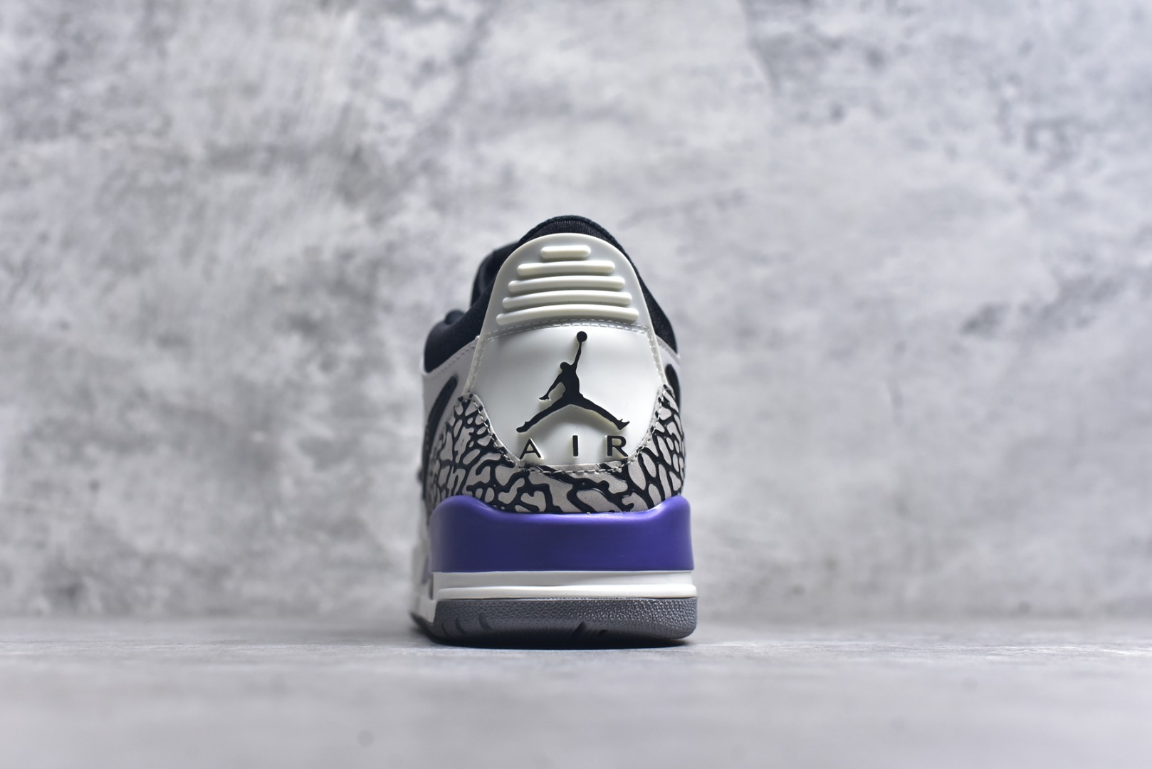 图片[5]-#开学季福利 Air Jordan Legacy AJ312 Low 低帮复古篮球鞋 市场最强独一档产物 全套原纸板楦头开发 原厂大底磨具加持立体防滑纹理 原档数据后跟TPU子母扣魔术贴 原装可视Air Sole气垫 原汁原味最完美的312代版型 唯一正确鞋头趴度弧度高度鞋身腰线 进口港宝加持 后跟自然饱满 全鞋荧光划线卡点 追求极致完美 每一双都是工艺品 多重QC质检 超越公司货的品控标准 实实在在的免检产品 鞋身采用了皮革材质打造 横跨鞋面的魔术贴十分吸睛 侧面的Swoosh Logo的一部分被鞋面遮挡了一部分 颇具玩味 魔术贴上标有NK标识 而鞋舌上是Jordan的经典红色飞翼Logo 后跟和鞋底均采用了AJ3的设计 后跟上同样也使用了经典的爆裂纹图案 尺码：36 36.5 37.5 38 38.5 39 40 40.5 41 42 42.5 43 44 44.5 45 46 47.5-选品中心