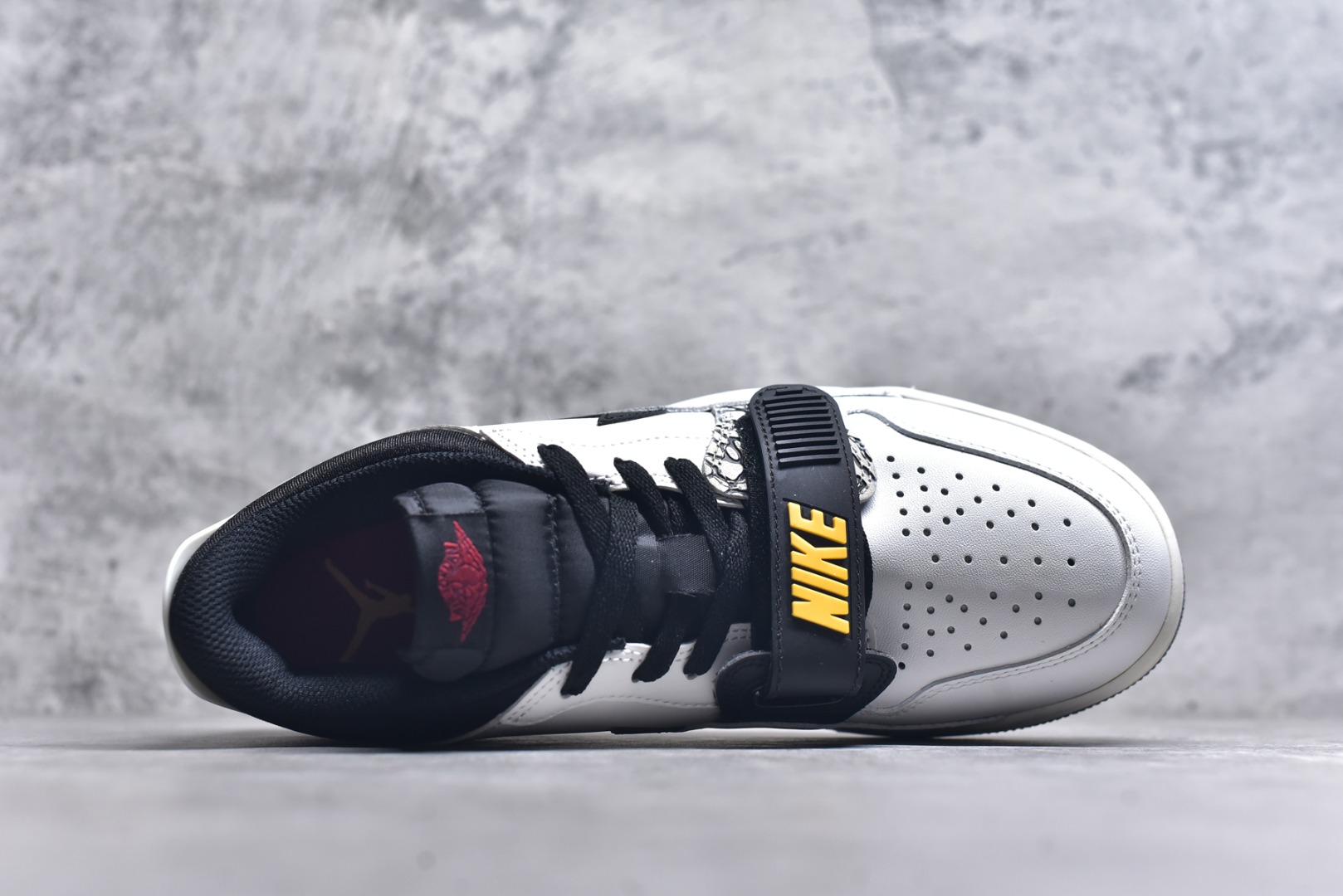 图片[4]-#开学季福利 Air Jordan Legacy AJ312 Low 低帮复古篮球鞋 市场最强独一档产物 全套原纸板楦头开发 原厂大底磨具加持立体防滑纹理 原档数据后跟TPU子母扣魔术贴 原装可视Air Sole气垫 原汁原味最完美的312代版型 唯一正确鞋头趴度弧度高度鞋身腰线 进口港宝加持 后跟自然饱满 全鞋荧光划线卡点 追求极致完美 每一双都是工艺品 多重QC质检 超越公司货的品控标准 实实在在的免检产品 鞋身采用了皮革材质打造 横跨鞋面的魔术贴十分吸睛 侧面的Swoosh Logo的一部分被鞋面遮挡了一部分 颇具玩味 魔术贴上标有NK标识 而鞋舌上是Jordan的经典红色飞翼Logo 后跟和鞋底均采用了AJ3的设计 后跟上同样也使用了经典的爆裂纹图案 尺码：36 36.5 37.5 38 38.5 39 40 40.5 41 42 42.5 43 44 44.5 45 46 47.5-选品中心