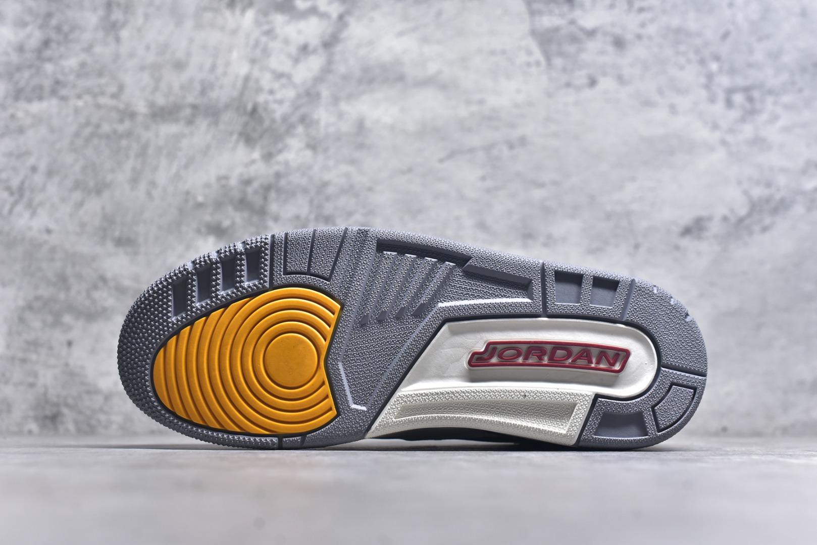 图片[6]-#开学季福利 Air Jordan Legacy AJ312 Low 低帮复古篮球鞋 市场最强独一档产物 全套原纸板楦头开发 原厂大底磨具加持立体防滑纹理 原档数据后跟TPU子母扣魔术贴 原装可视Air Sole气垫 原汁原味最完美的312代版型 唯一正确鞋头趴度弧度高度鞋身腰线 进口港宝加持 后跟自然饱满 全鞋荧光划线卡点 追求极致完美 每一双都是工艺品 多重QC质检 超越公司货的品控标准 实实在在的免检产品 鞋身采用了皮革材质打造 横跨鞋面的魔术贴十分吸睛 侧面的Swoosh Logo的一部分被鞋面遮挡了一部分 颇具玩味 魔术贴上标有NK标识 而鞋舌上是Jordan的经典红色飞翼Logo 后跟和鞋底均采用了AJ3的设计 后跟上同样也使用了经典的爆裂纹图案 尺码：36 36.5 37.5 38 38.5 39 40 40.5 41 42 42.5 43 44 44.5 45 46 47.5-选品中心