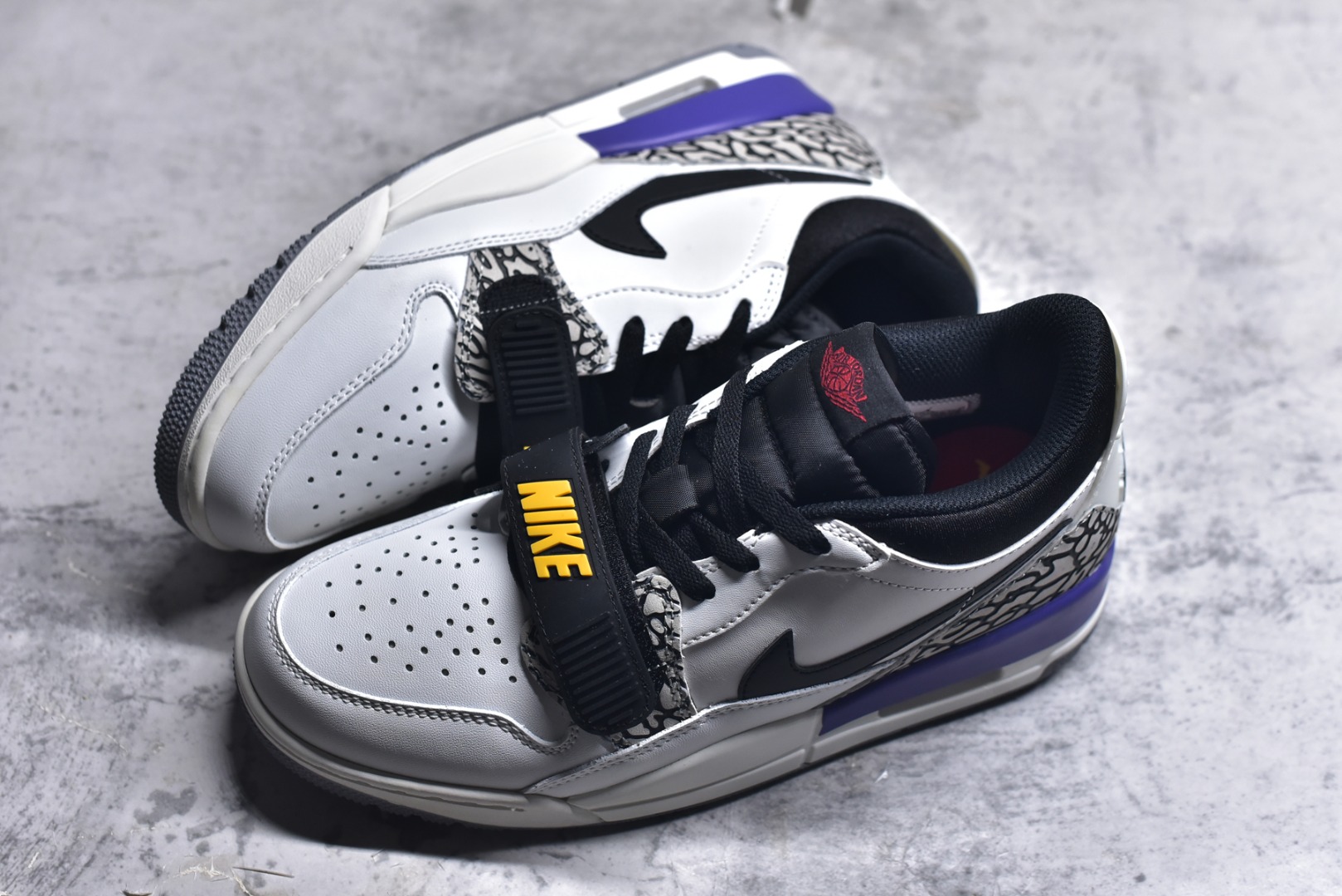 图片[7]-#开学季福利 Air Jordan Legacy AJ312 Low 低帮复古篮球鞋 市场最强独一档产物 全套原纸板楦头开发 原厂大底磨具加持立体防滑纹理 原档数据后跟TPU子母扣魔术贴 原装可视Air Sole气垫 原汁原味最完美的312代版型 唯一正确鞋头趴度弧度高度鞋身腰线 进口港宝加持 后跟自然饱满 全鞋荧光划线卡点 追求极致完美 每一双都是工艺品 多重QC质检 超越公司货的品控标准 实实在在的免检产品 鞋身采用了皮革材质打造 横跨鞋面的魔术贴十分吸睛 侧面的Swoosh Logo的一部分被鞋面遮挡了一部分 颇具玩味 魔术贴上标有NK标识 而鞋舌上是Jordan的经典红色飞翼Logo 后跟和鞋底均采用了AJ3的设计 后跟上同样也使用了经典的爆裂纹图案 尺码：36 36.5 37.5 38 38.5 39 40 40.5 41 42 42.5 43 44 44.5 45 46 47.5-选品中心