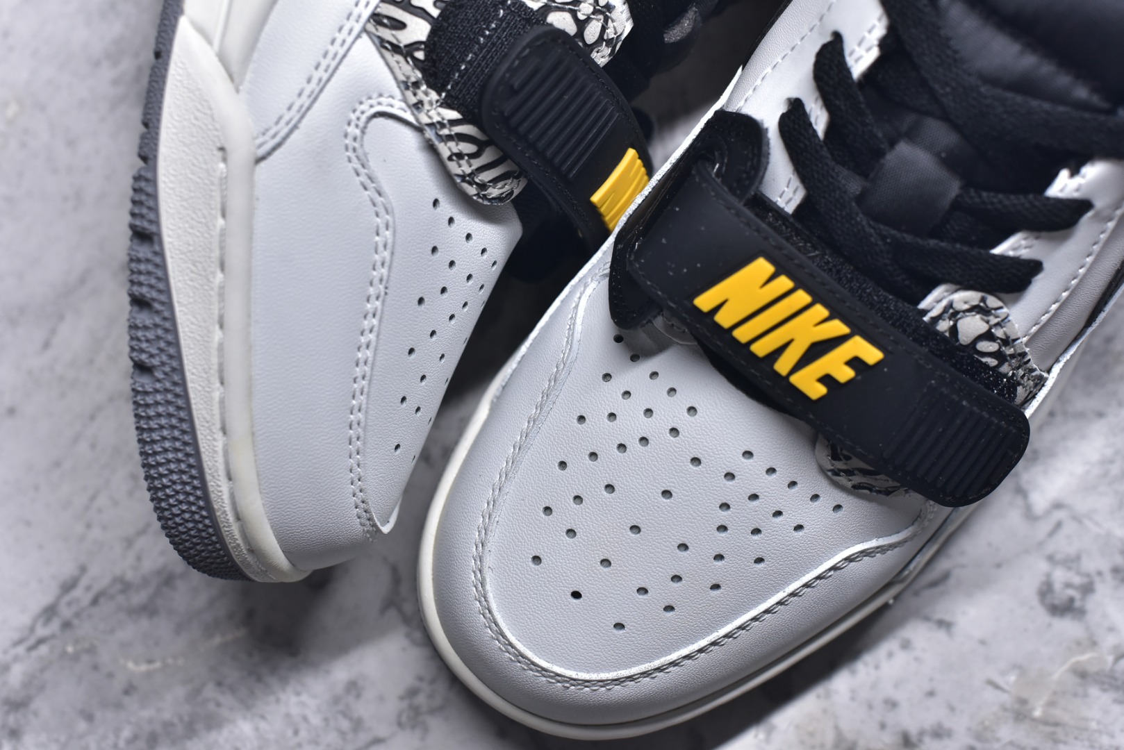 图片[8]-#开学季福利 Air Jordan Legacy AJ312 Low 低帮复古篮球鞋 市场最强独一档产物 全套原纸板楦头开发 原厂大底磨具加持立体防滑纹理 原档数据后跟TPU子母扣魔术贴 原装可视Air Sole气垫 原汁原味最完美的312代版型 唯一正确鞋头趴度弧度高度鞋身腰线 进口港宝加持 后跟自然饱满 全鞋荧光划线卡点 追求极致完美 每一双都是工艺品 多重QC质检 超越公司货的品控标准 实实在在的免检产品 鞋身采用了皮革材质打造 横跨鞋面的魔术贴十分吸睛 侧面的Swoosh Logo的一部分被鞋面遮挡了一部分 颇具玩味 魔术贴上标有NK标识 而鞋舌上是Jordan的经典红色飞翼Logo 后跟和鞋底均采用了AJ3的设计 后跟上同样也使用了经典的爆裂纹图案 尺码：36 36.5 37.5 38 38.5 39 40 40.5 41 42 42.5 43 44 44.5 45 46 47.5-选品中心