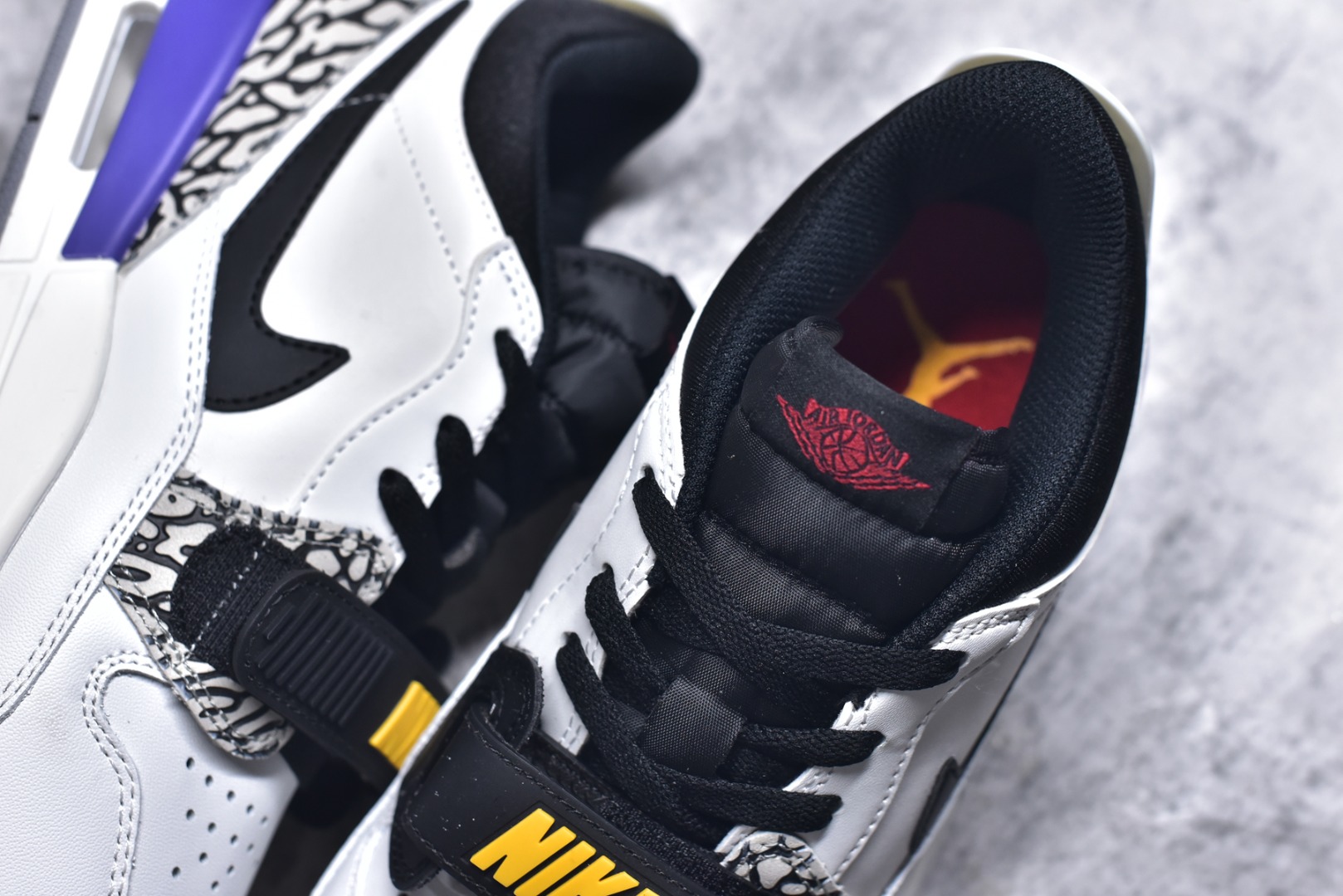 图片[9]-#开学季福利 Air Jordan Legacy AJ312 Low 低帮复古篮球鞋 市场最强独一档产物 全套原纸板楦头开发 原厂大底磨具加持立体防滑纹理 原档数据后跟TPU子母扣魔术贴 原装可视Air Sole气垫 原汁原味最完美的312代版型 唯一正确鞋头趴度弧度高度鞋身腰线 进口港宝加持 后跟自然饱满 全鞋荧光划线卡点 追求极致完美 每一双都是工艺品 多重QC质检 超越公司货的品控标准 实实在在的免检产品 鞋身采用了皮革材质打造 横跨鞋面的魔术贴十分吸睛 侧面的Swoosh Logo的一部分被鞋面遮挡了一部分 颇具玩味 魔术贴上标有NK标识 而鞋舌上是Jordan的经典红色飞翼Logo 后跟和鞋底均采用了AJ3的设计 后跟上同样也使用了经典的爆裂纹图案 尺码：36 36.5 37.5 38 38.5 39 40 40.5 41 42 42.5 43 44 44.5 45 46 47.5-选品中心